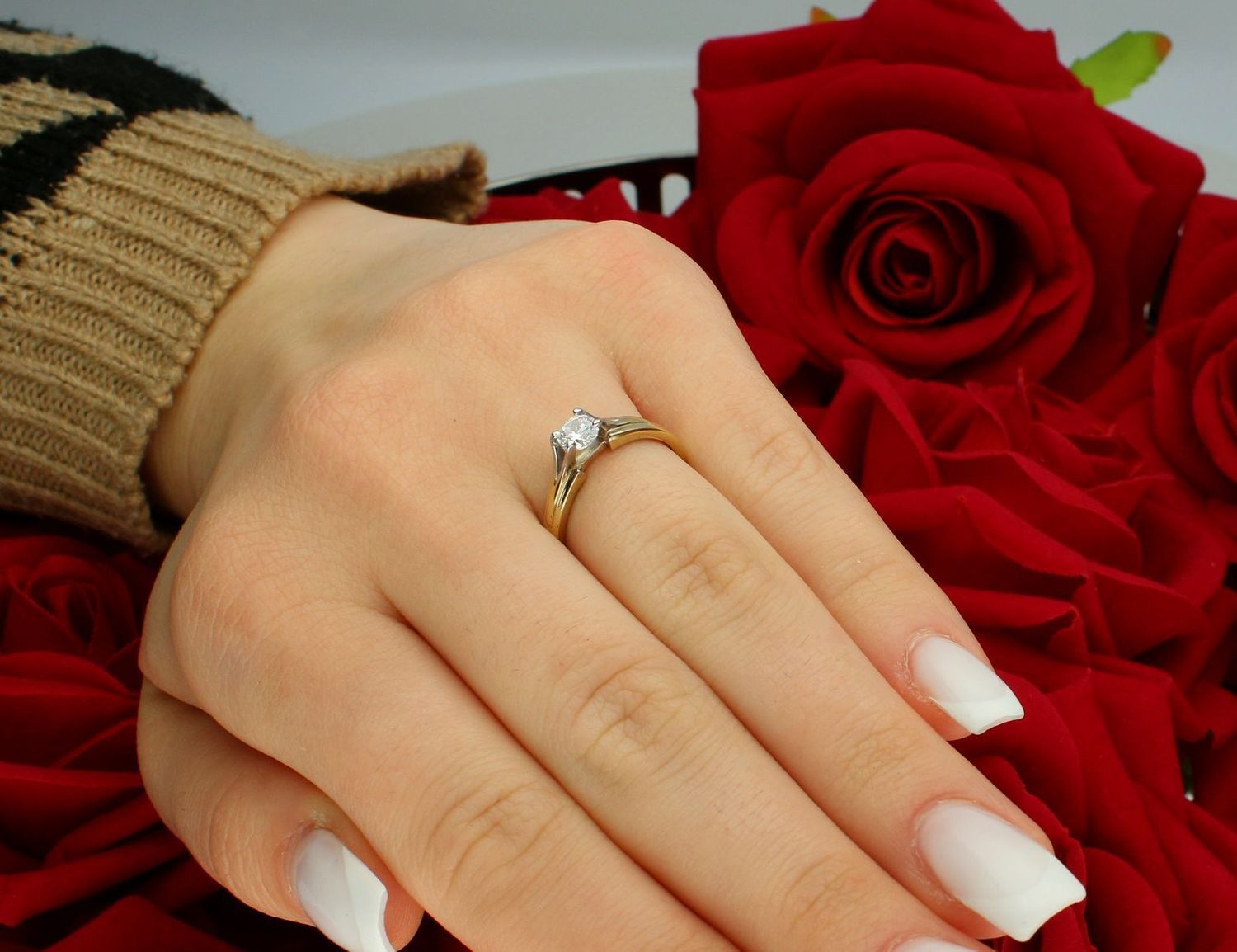 Złoty pierścionek z cyrkonią próba 333 – rozmiar 12 DIA-PRS-5133-333. Złoty pierścionek na zaręczyny, który został ozdobiony białą cyrkonią. Klasyczny pierścionek. 1.jpg