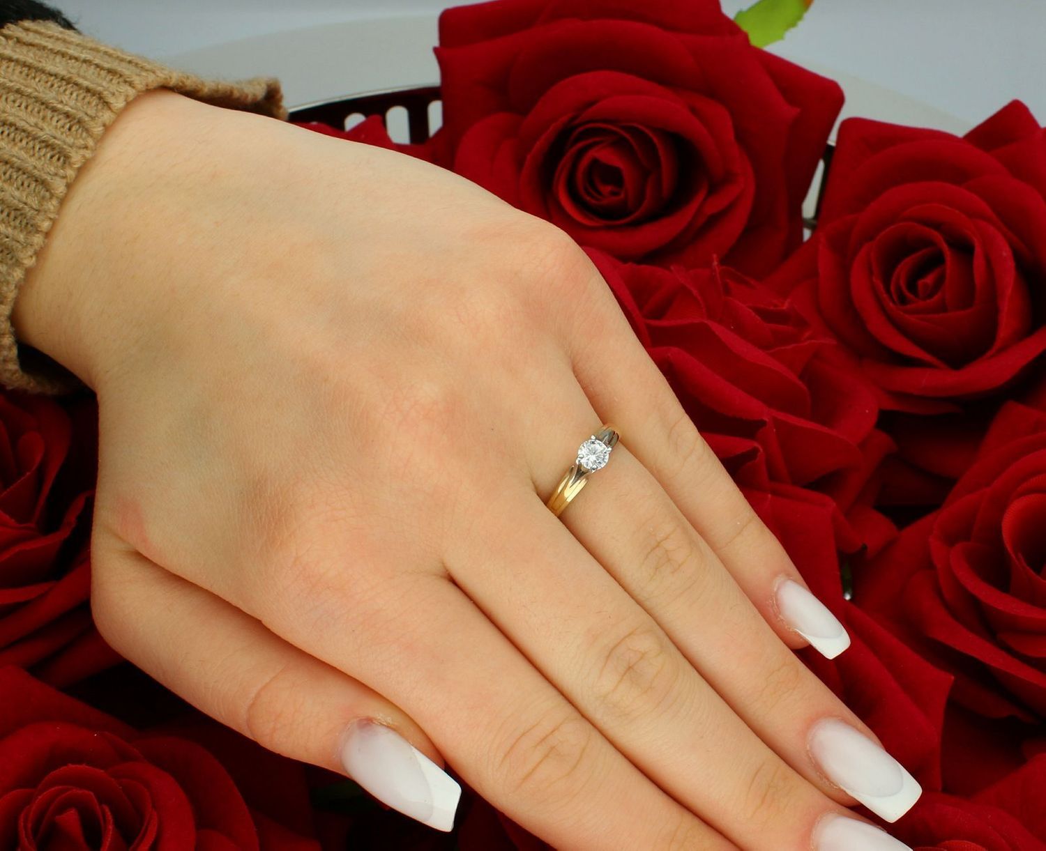 Złoty pierścionek z cyrkonią próba 333 – rozmiar 12 DIA-PRS-5133-333. Złoty pierścionek na zaręczyny, który został ozdobiony białą cyrkonią. Klasyczny pierścionek. 1.jpg