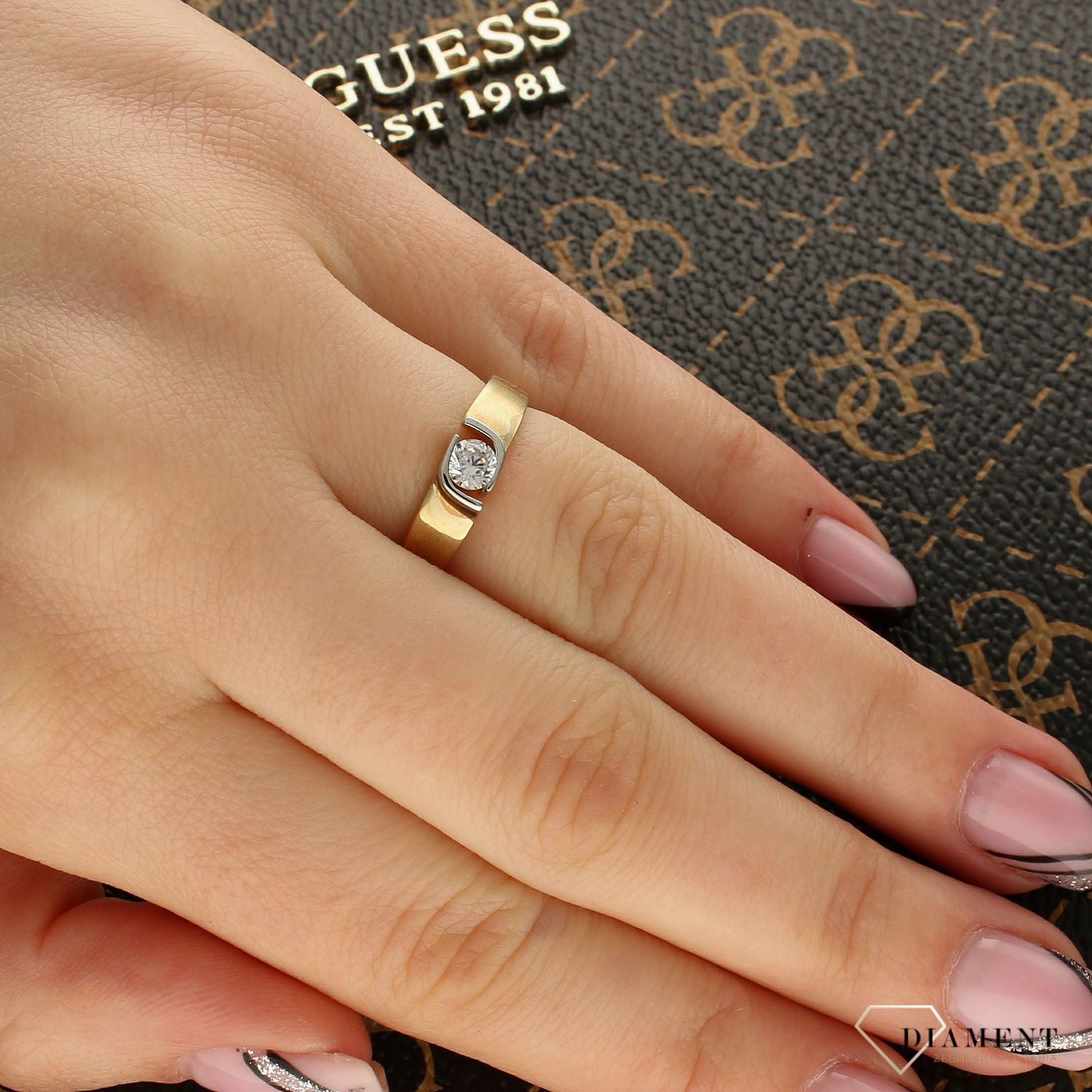 Złoty pierścionek 'Cyrkonia otoczona białym złotem' DIA-PRS-5134-333. Przepiękny pierścionek z białego i żółtego złota, który został ozdobiony błyszczącą cyrkonią.  1.jpg