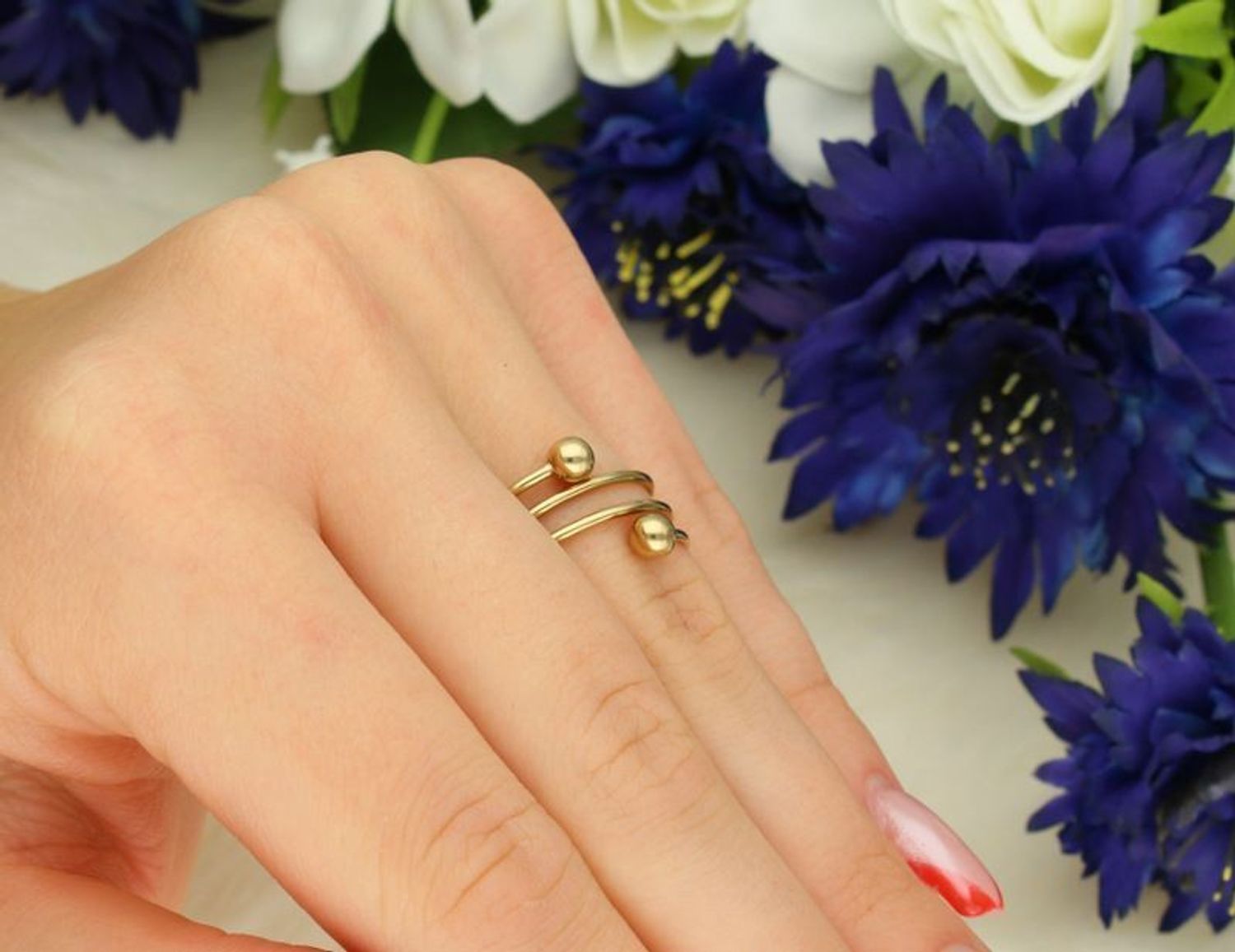 Złoty pierścionek spirala z kulkami 8K – elegancka biżuteria damska na prezent..jpg