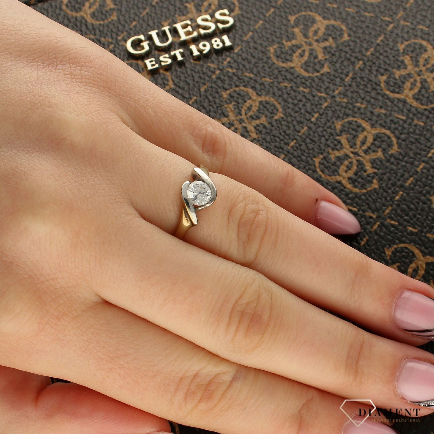 Złoty pierścionek z cyrkonią białe złoto DIA-PRS-5136-333. Przepiękny pierścionek z żółtego i białego złota, który został ozdobiony błyszczącą cyrkonią. 1.jpg