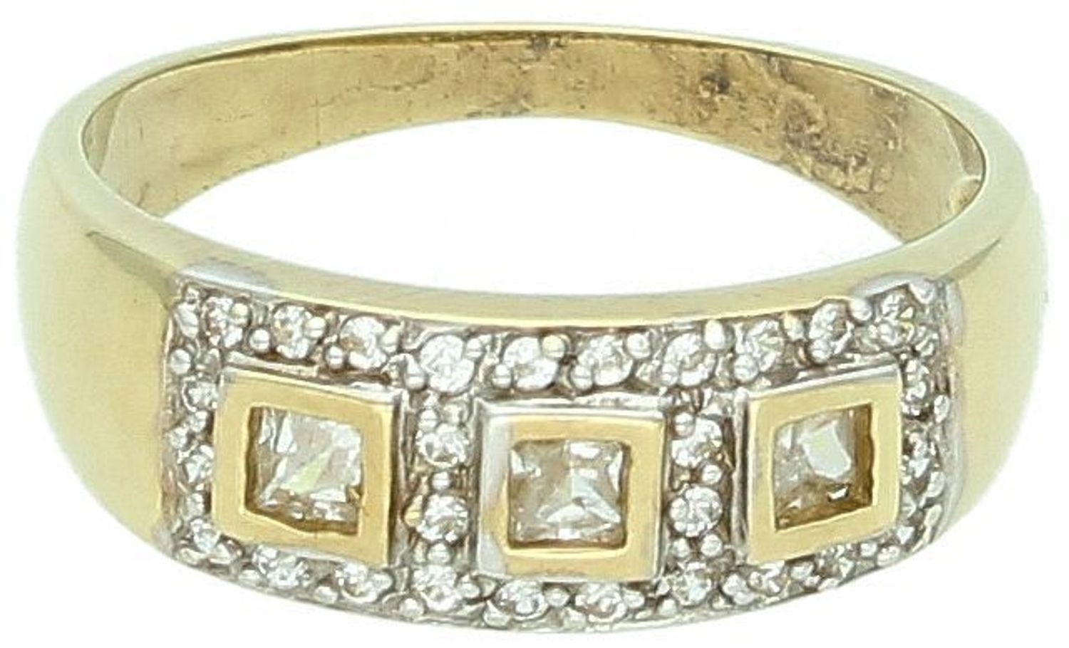 Złoty pierścionek 'Kwadraty w cyrkoniach' DIA-PRS-5138-333.  Szersza obrączka ozdobiona pasmem cyrkonii oraz złotymi kwadracikami. Złoty pierścionek 1.jpg