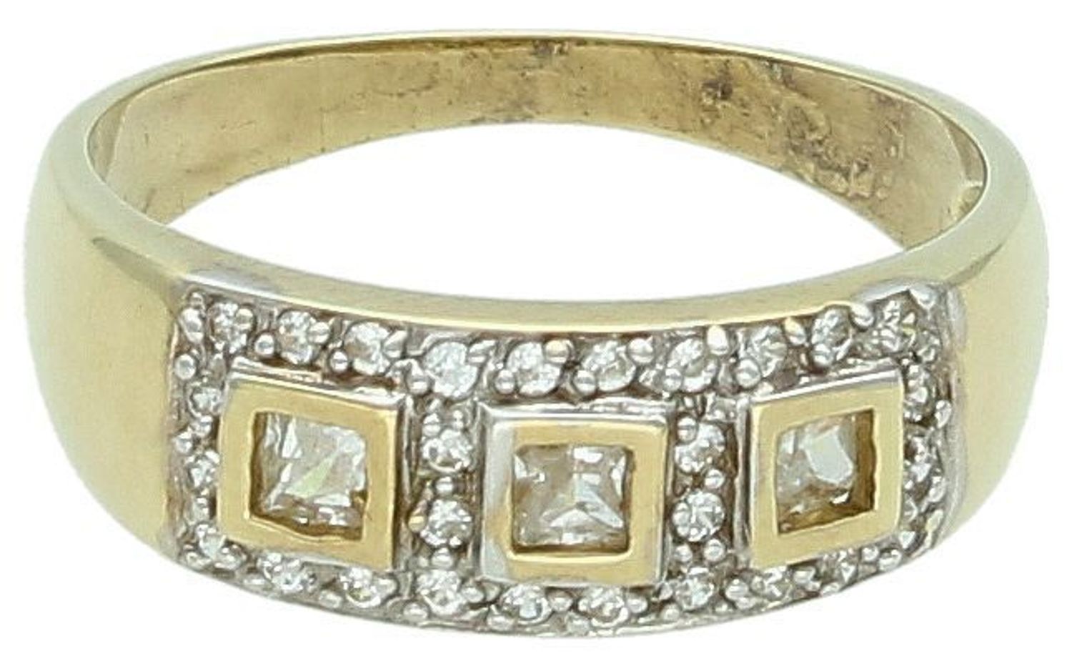 Złoty pierścionek 'Kwadraty w cyrkoniach' DIA-PRS-5138-333.  Szersza obrączka ozdobiona pasmem cyrkonii oraz złotymi kwadracikami. Złoty pierścionek 1.jpg