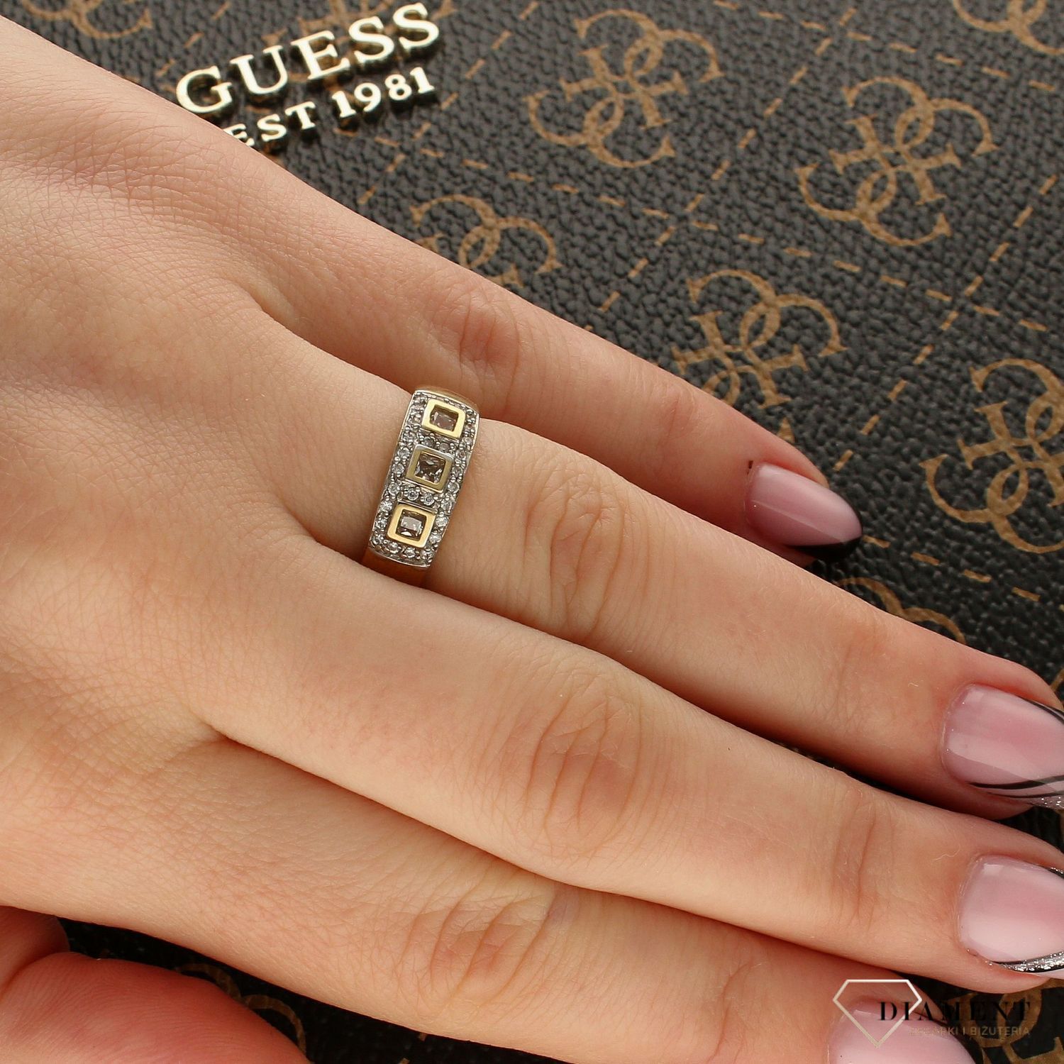 Złoty pierścionek 'Kwadraty w cyrkoniach' DIA-PRS-5138-333.  Szersza obrączka ozdobiona pasmem cyrkonii oraz złotymi kwadracikami. Złoty pierścionek 1.jpg