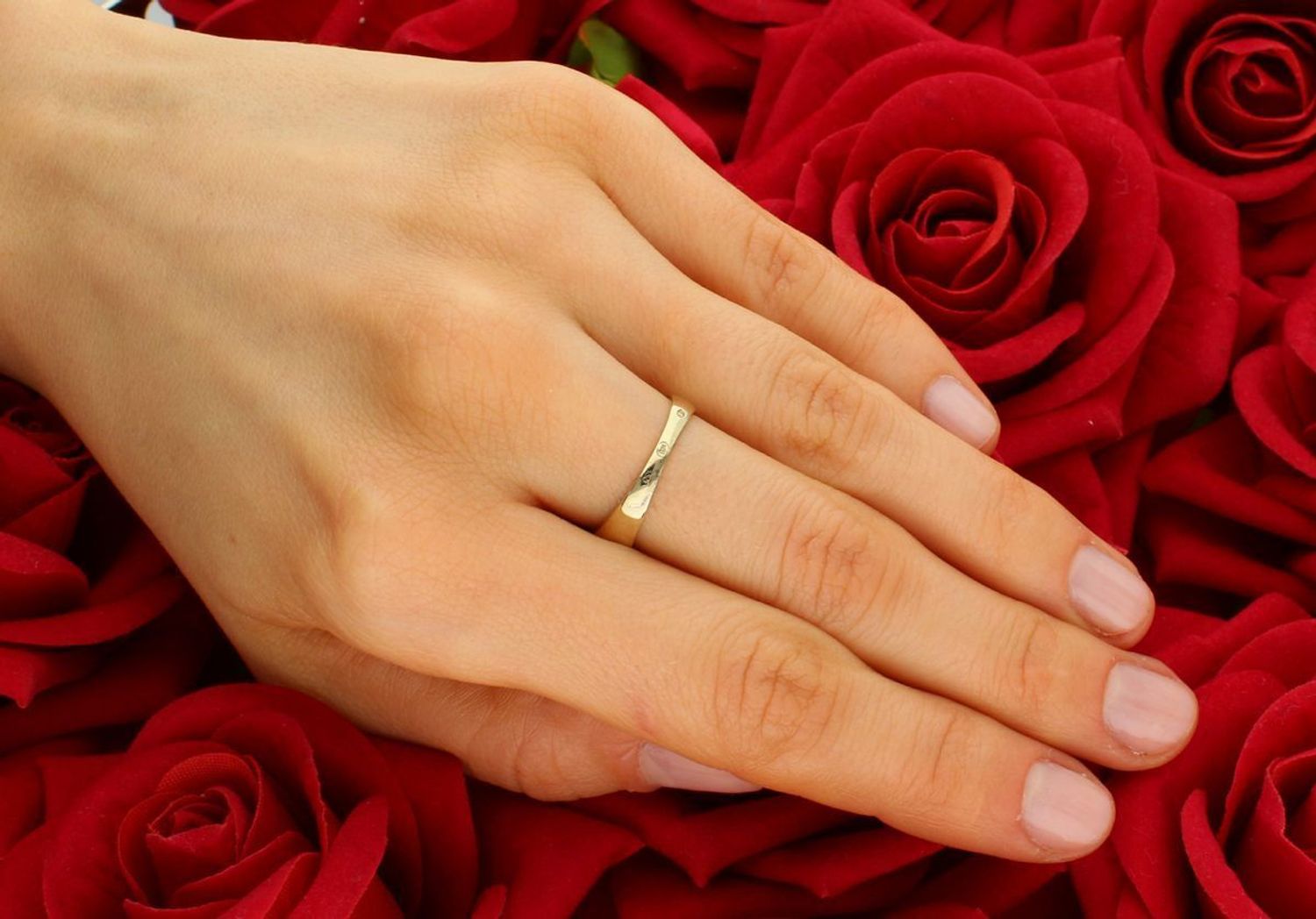 Złoty pierścionek 'Kwadraty w cyrkoniach' DIA-PRS-5138-333.  Szersza obrączka ozdobiona pasmem cyrkonii oraz złotymi kwadracikami. Złoty pierścionek 1.jpg