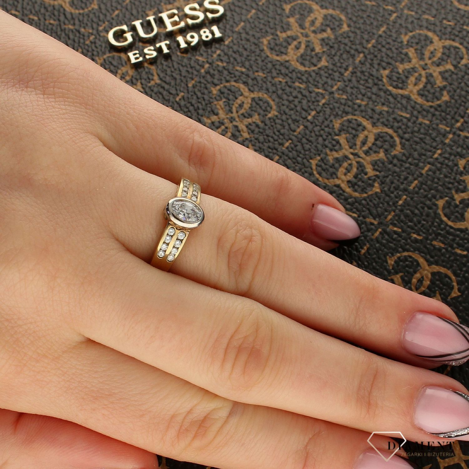 Złoty pierścionek owalne oczko z cyrkonią.jpg