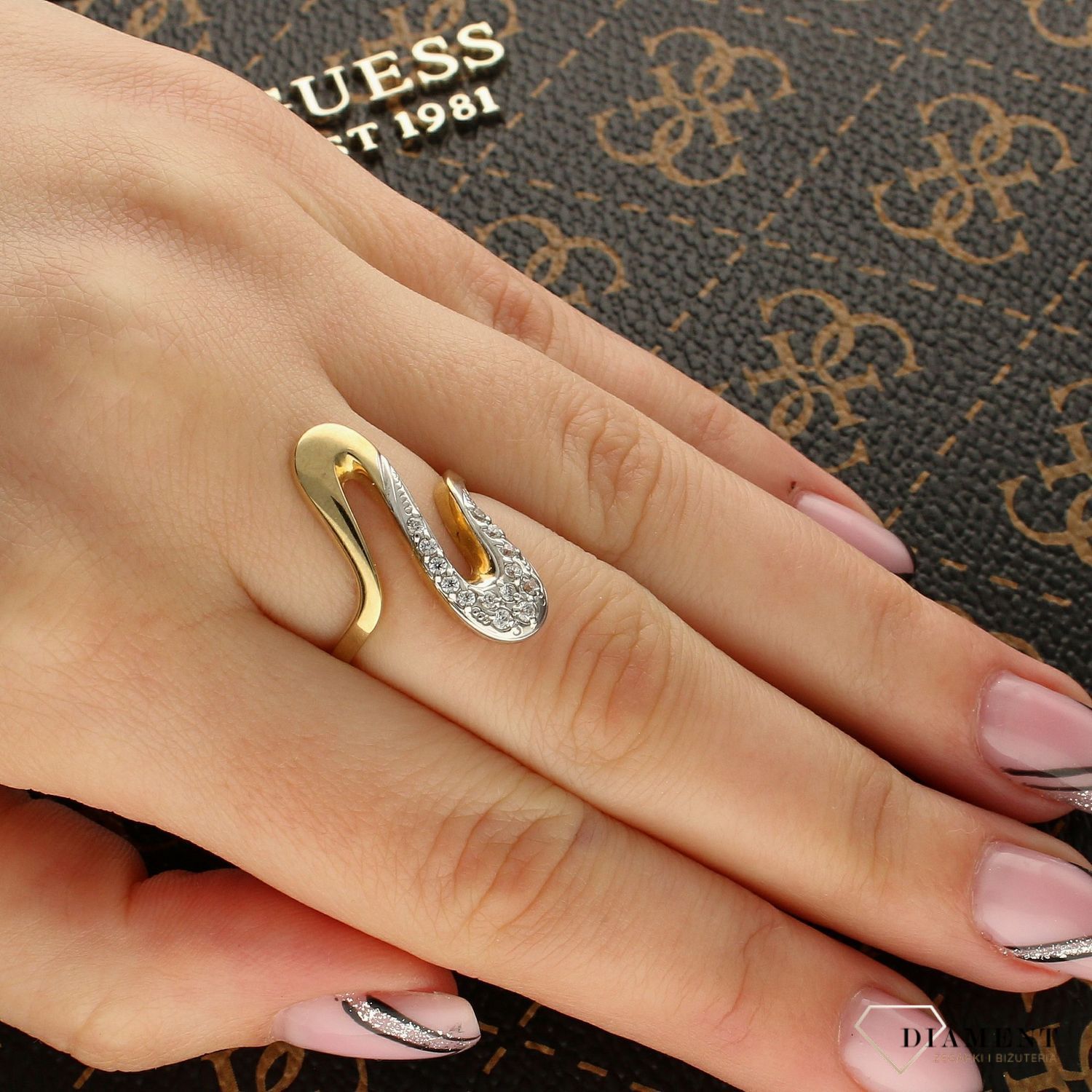 Złoty pierścionek fala z cyrkoniami.jpg