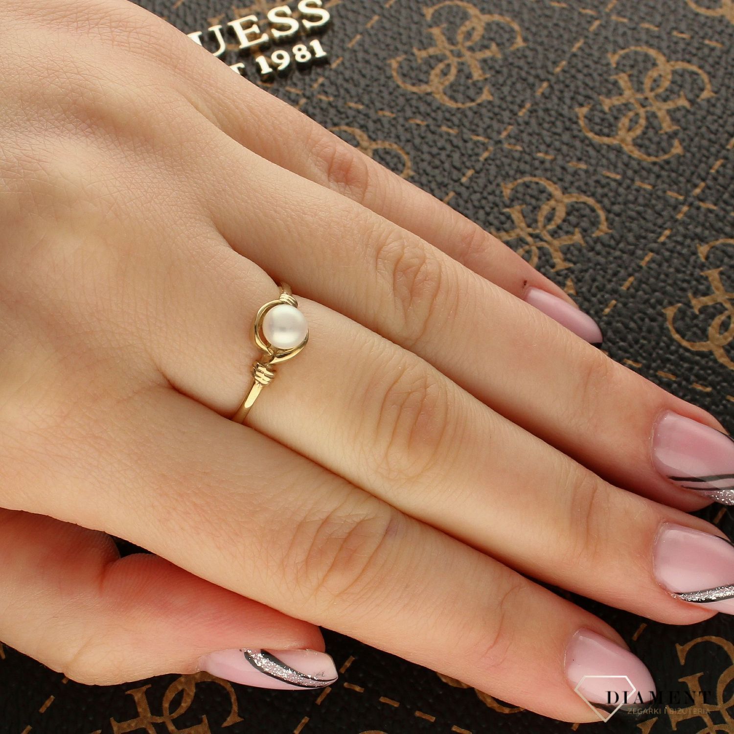 Złoty pierścionek z perłą DIA-PRS-5143-333.jpg