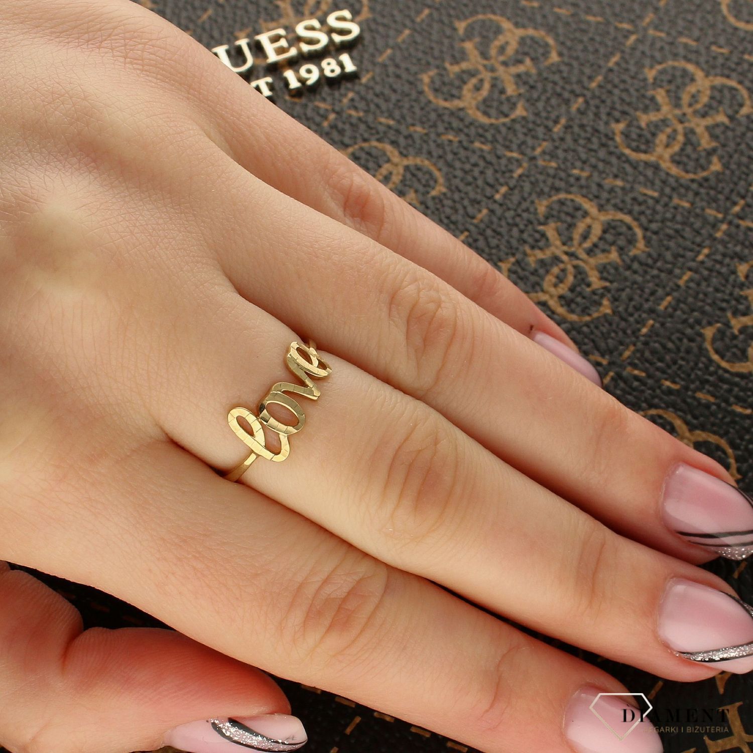 Złoty pierścionek damski z napisem LOVE rozmiar 13 DIA-PRS-5144-333. Pierścionek z napisem 'Love' znaczącym 'Kocham cię' doskonale sprawdzi się na prezent dla osoby bliskiej naszemu sercu. 1.jpg