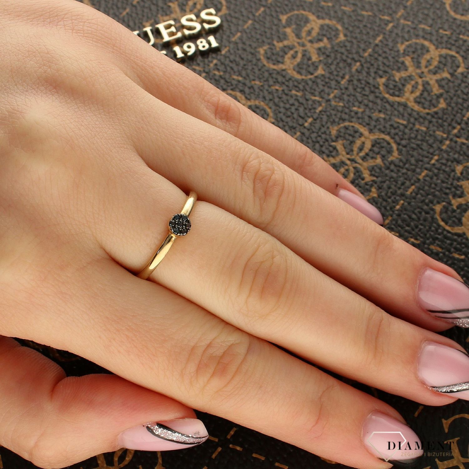 Złoty pierścionek z czarną cyrkonią DIA-PRS-5147-333.jpg