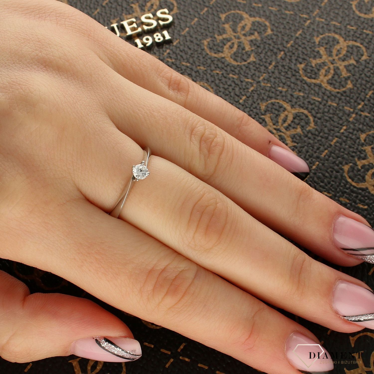 Złoty pierścionek zaręczynowy białe złoto z cyrkonią DIA-PRS-5148-333. Przepiękny pierścionek z białego złota, który został ozdobiony błyszczącą cyrkonią. Klasyczny pierścionek. Na prezent.1.jpg