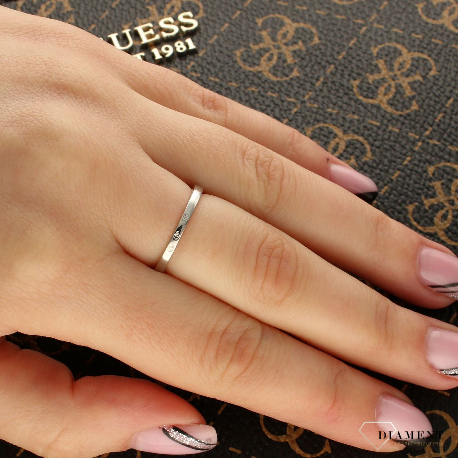 Złoty pierścionek zaręczynowy białe złoto z cyrkonią DIA-PRS-5148-333. Przepiękny pierścionek z białego złota, który został ozdobiony błyszczącą cyrkonią. Klasyczny pierścionek. Na prezent.1.jpg