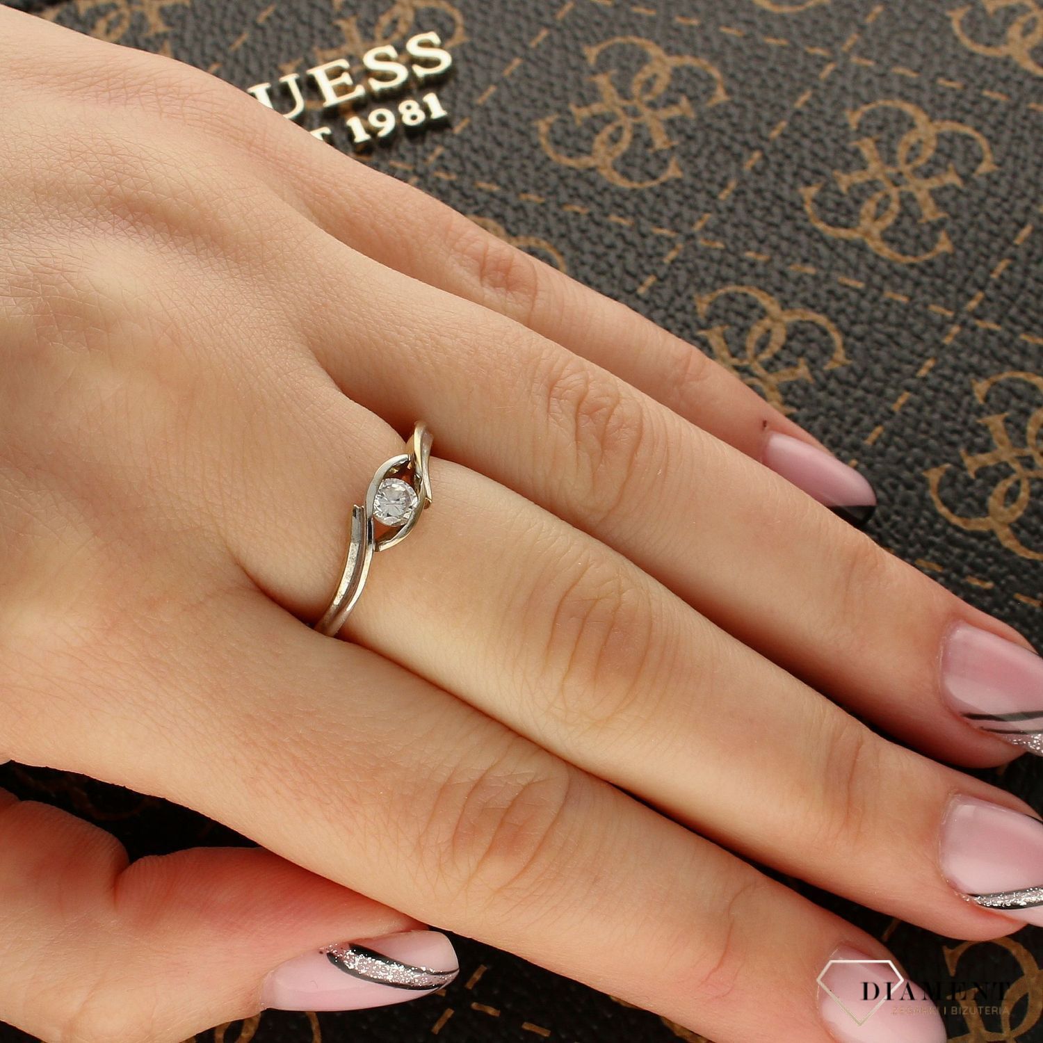 Złoty pierścionek damski 'Tajemnicze oko' rozmiar 13 próba 333 DIA-PRS-5149-333. Przepiękny pierścionek ze złota, który został ozdobiony błyszczącą cyrkonią. 1.jpg