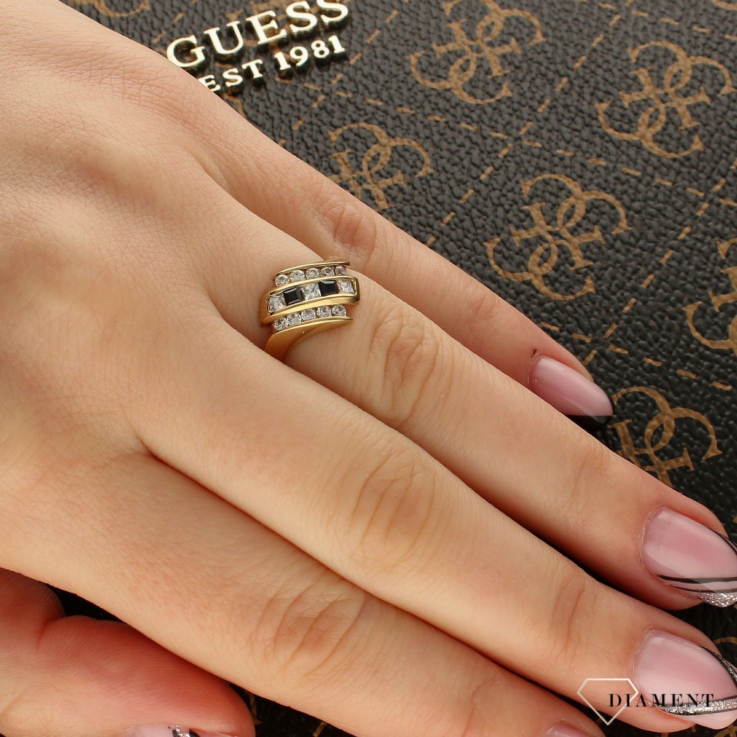 Złoty pierścionek  z cyrkonią  'Biel i czerń'.jpg