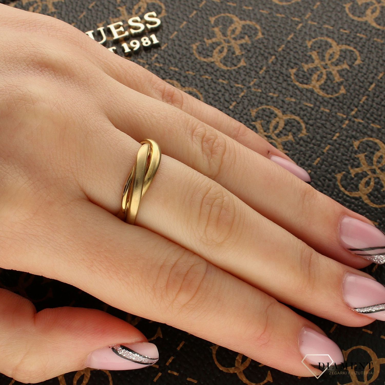 Złoty pierścionek damski plecionka próba 333 rozmiar 13 DIA-PRS-5151-333. Przepiękny pierścionek ze złota przypominający plecionkę. Złoty pierścionek z matowym wykończeniem.  Na prezent.1.jpg