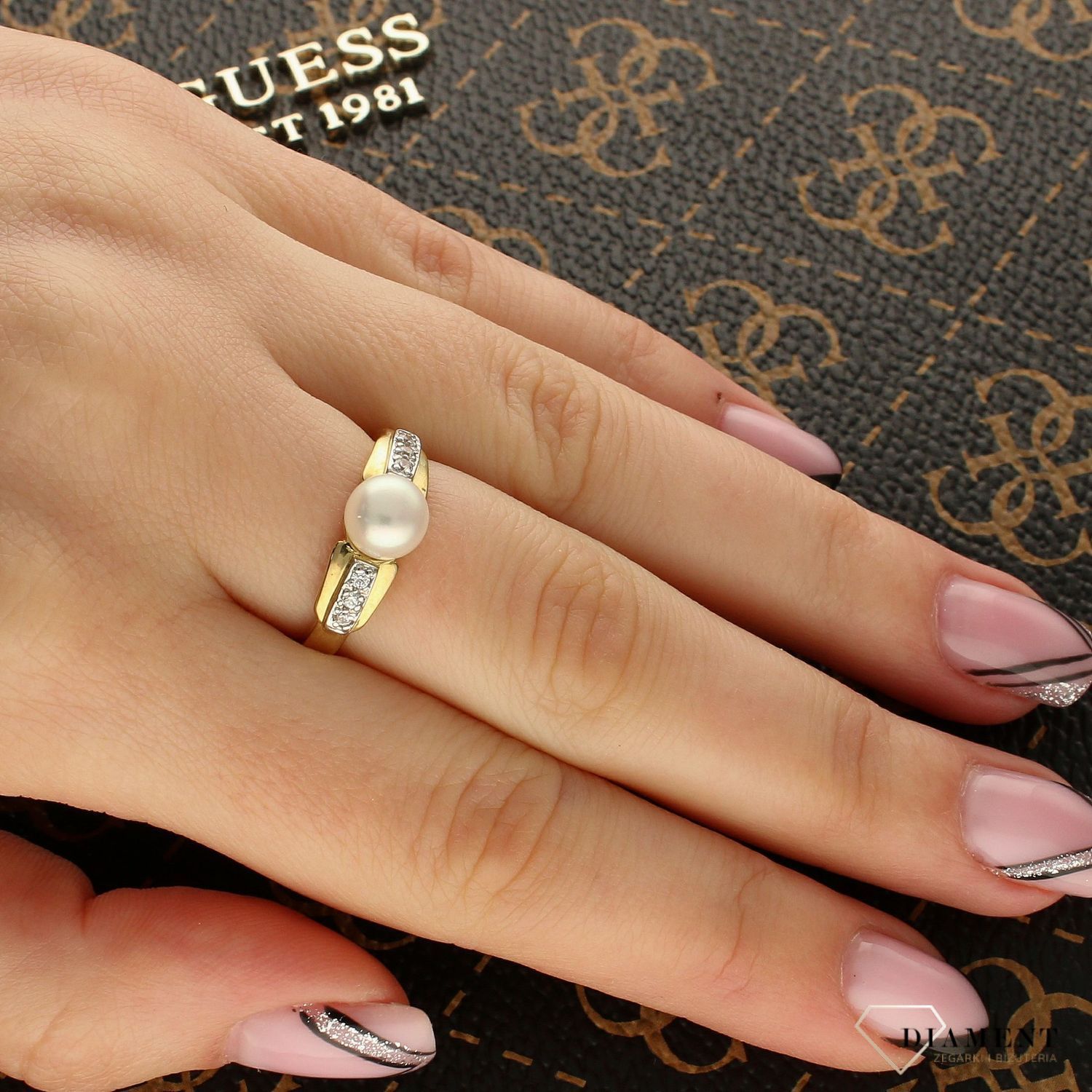 Złoty pierścionek z perłą i cyrkoniami próba 333, rozmiar 13 DIA-PRS-5152-333 Przepiękny pierścionek ze złota, który został ozdobiony perłą. Perła pięknie osadzona w 1.jpg