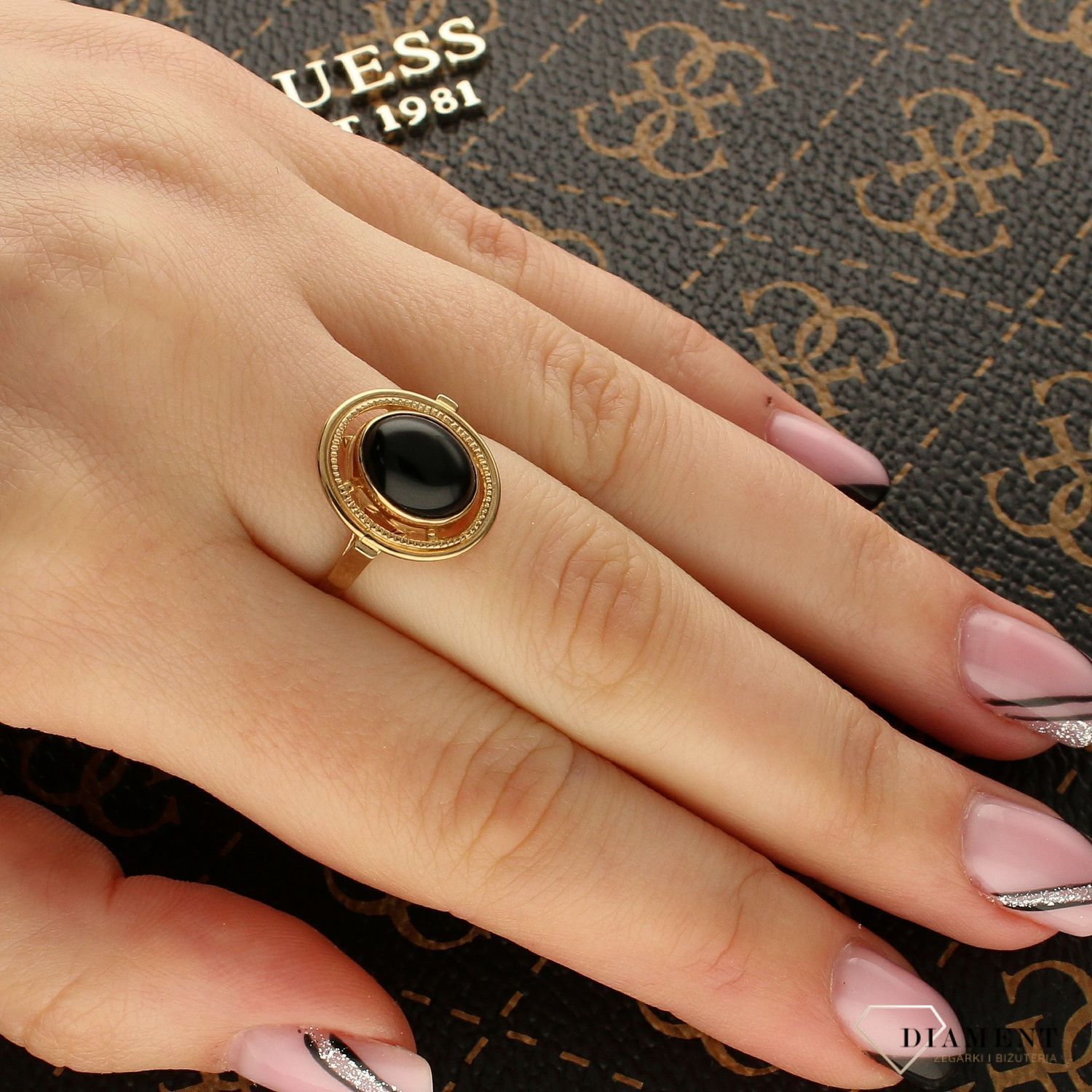 Złoty pierścionek damski Onyks próba 333 DIA-PRS-5153-333. Przepiękny pierścionek ze złota, który został ozdobiony czarnym oczkiem. Klasyczny pierścionek w przepięknym wydaniu. Na prezent.2.jpg