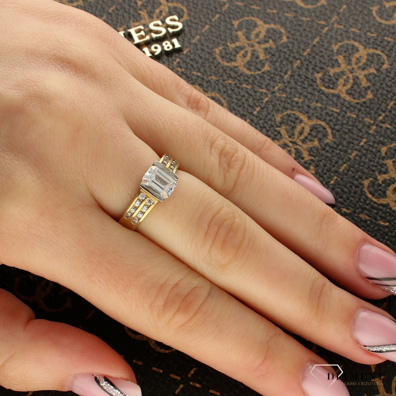 Złoty szeroki pierścionek  z pasmem cyrkonii  DIA-PRS-5154-333. Przepiękny pierścionek ze złota, który został ozdobiony błyszczącą cyrkonią. Szeroki pierścionek. Na prezent.1.jpg