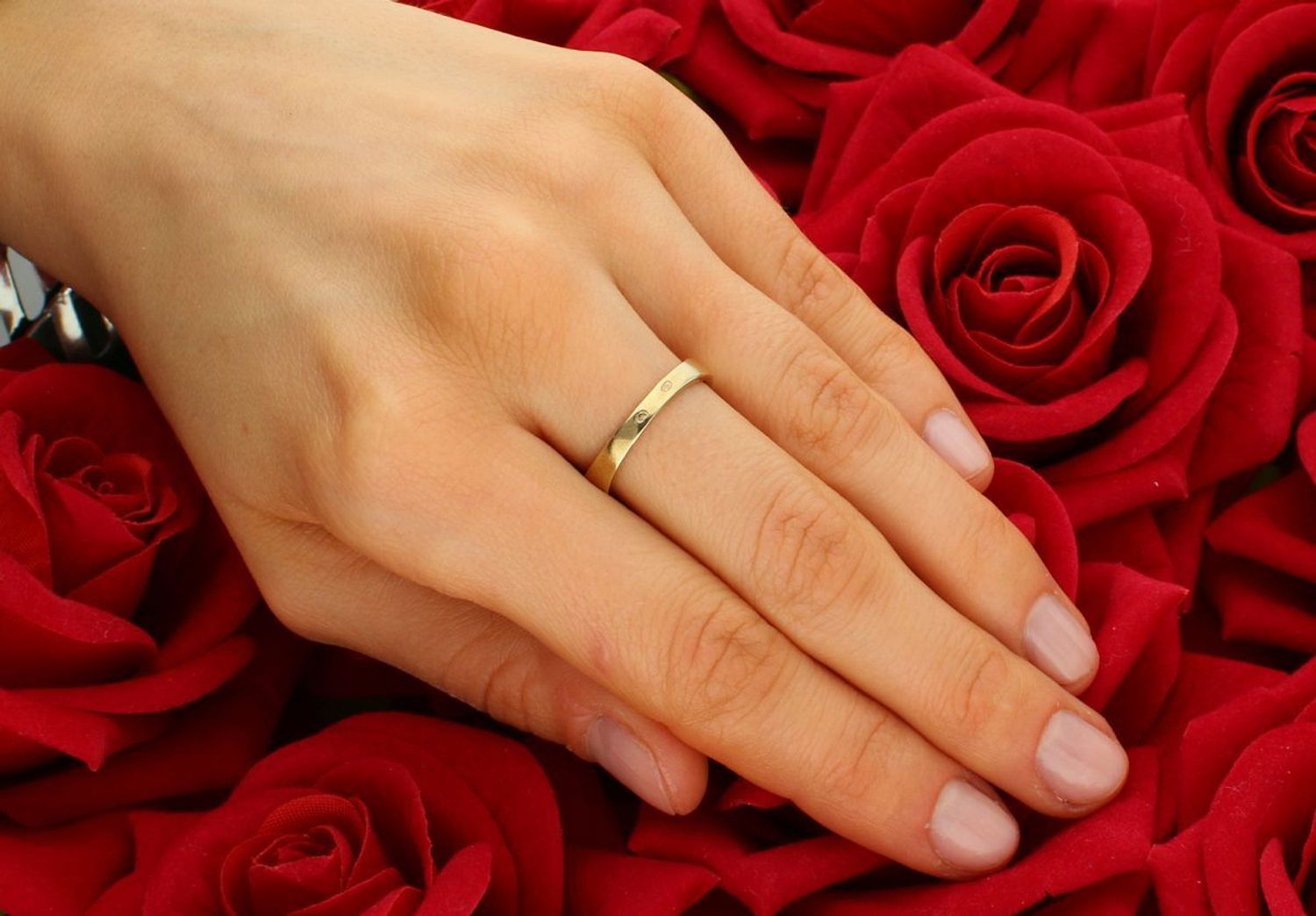 Złoty szeroki pierścionek  z pasmem cyrkonii  DIA-PRS-5154-333. Przepiękny pierścionek ze złota, który został ozdobiony błyszczącą cyrkonią. Szeroki pierścionek. Na prezent.1.jpg