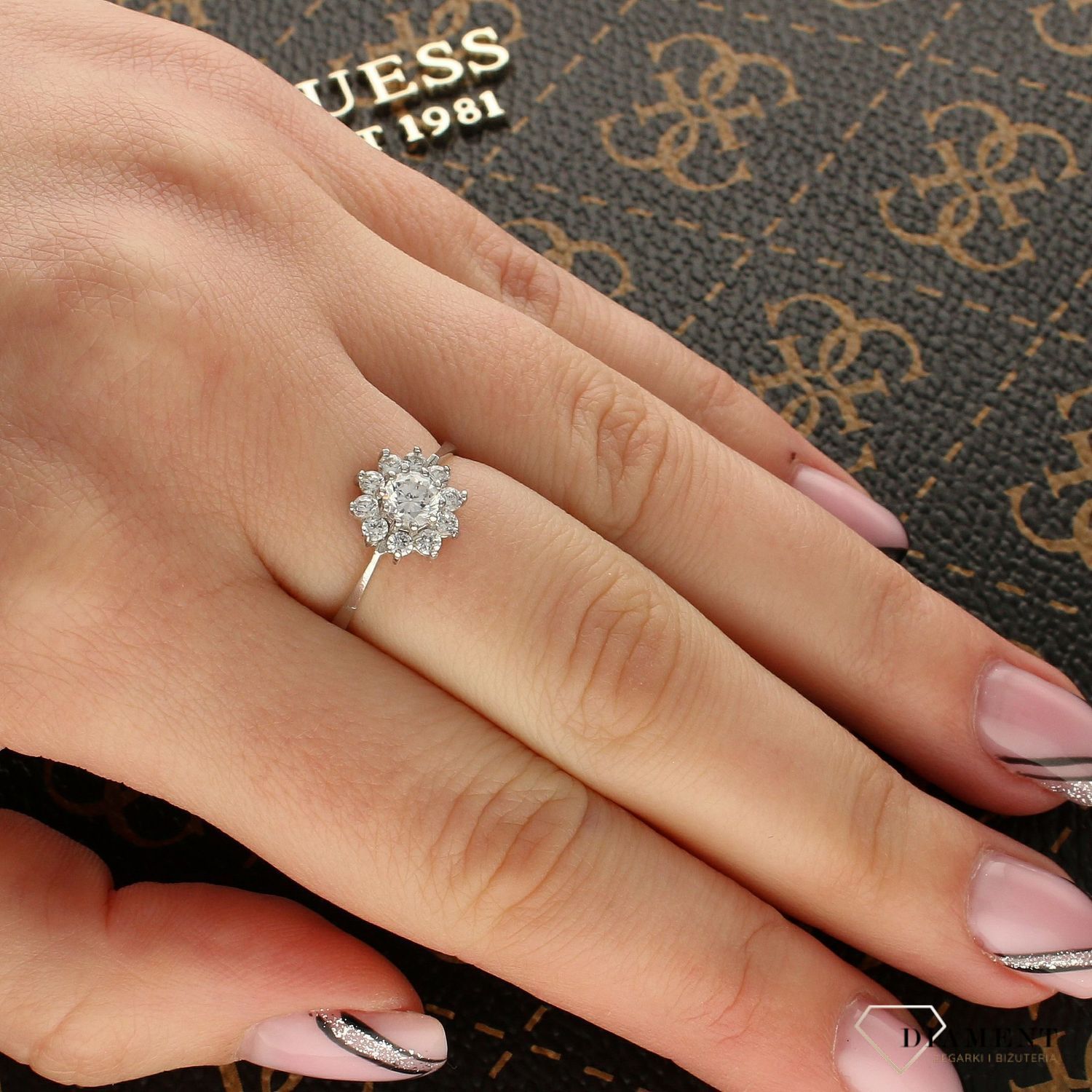 Białe złoto pierścionek 'Kwiat z cyrkonii' DIA-PRS-5155-333.jpg