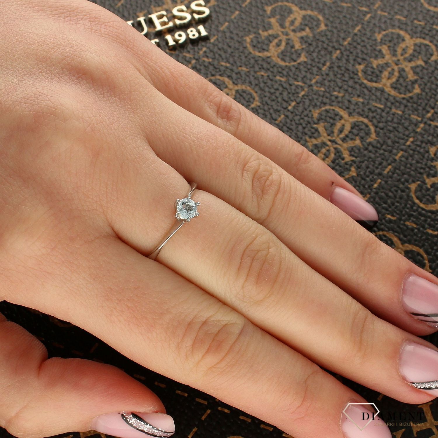 Pierścionek białe złoto z topazem DIA-PRS-5156-333 (1).jpg