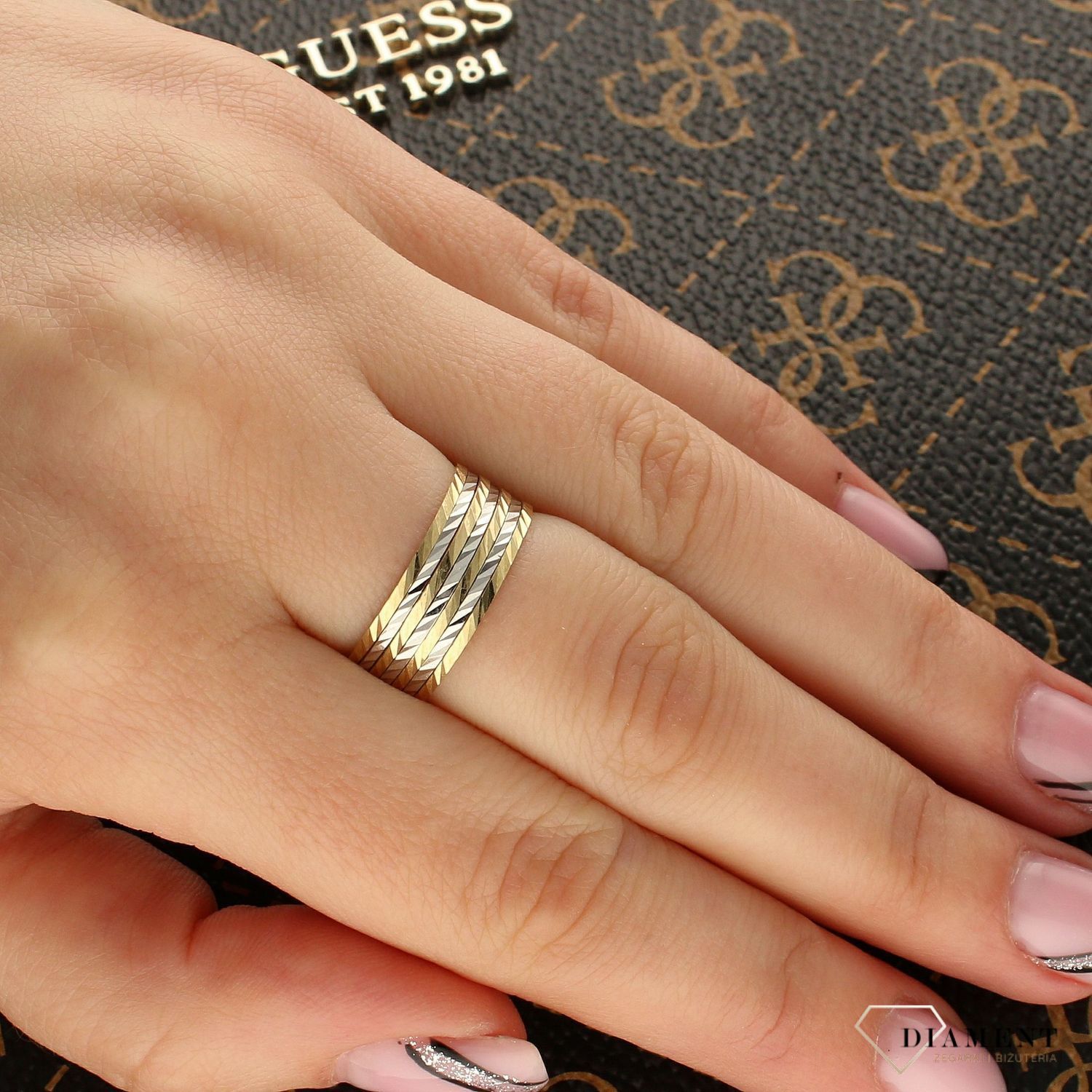 Złoty pierścionek z kilku obrączek z białym złotem DIA-PRS-5157-333 (1).jpg