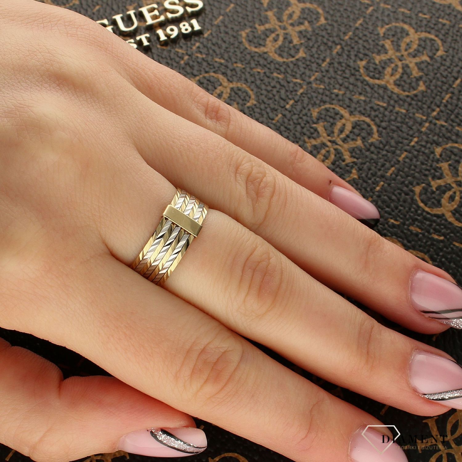 Złoty pierścionek z kilku obrączek z białym złotem DIA-PRS-5157-333 (1).jpg