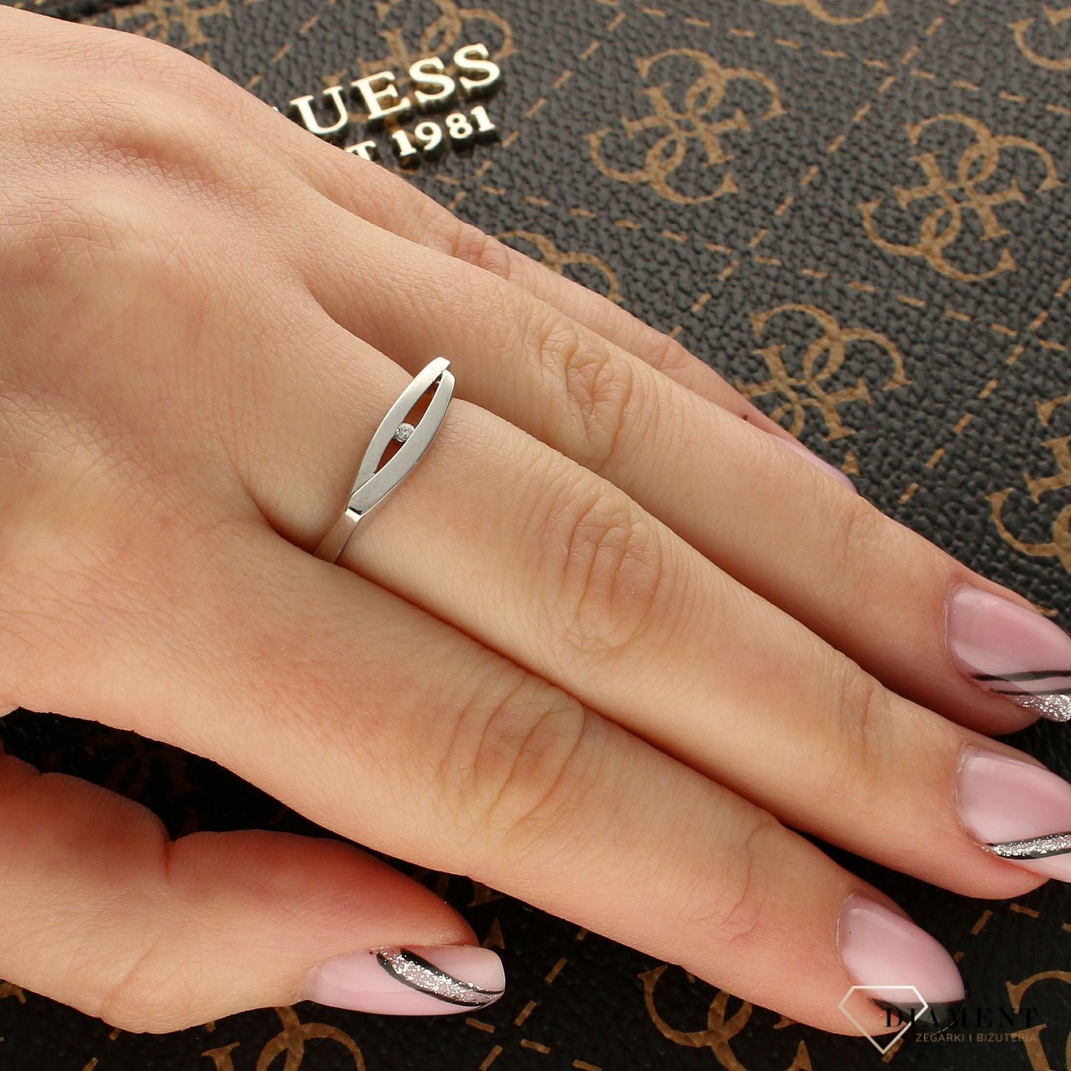 Pierścionek białe złoto 'Cyrkonia w łuku' DIA-PRS-5158-333. Przepiękny pierścionek z białego złota, który został ozdobiony błyszczącą cyrkonią. Pierścionek o nowoczesnej budowie składający 1.jpg