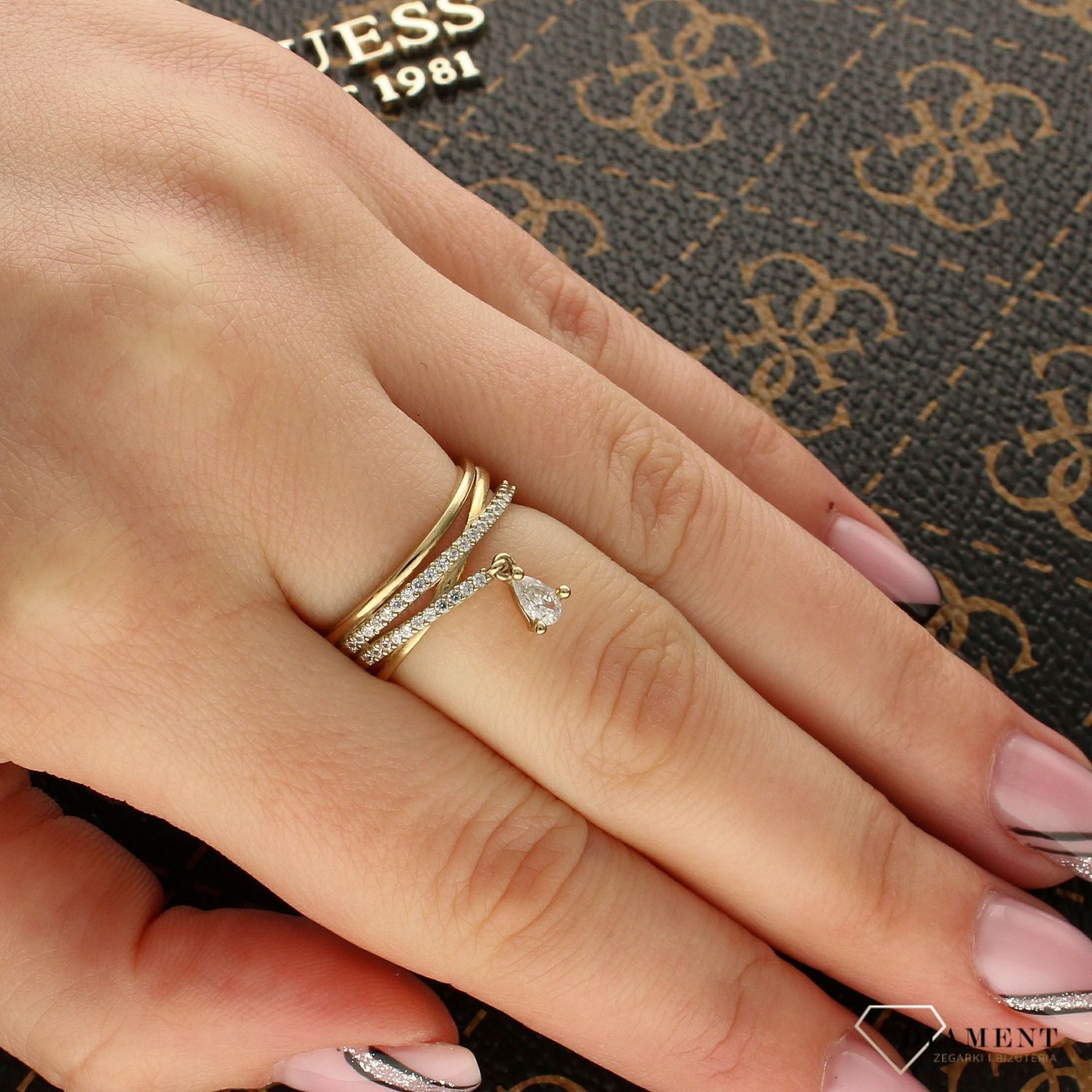 Złoty pierścionek z zawieszką wysadzany cyrkoniami.jpg