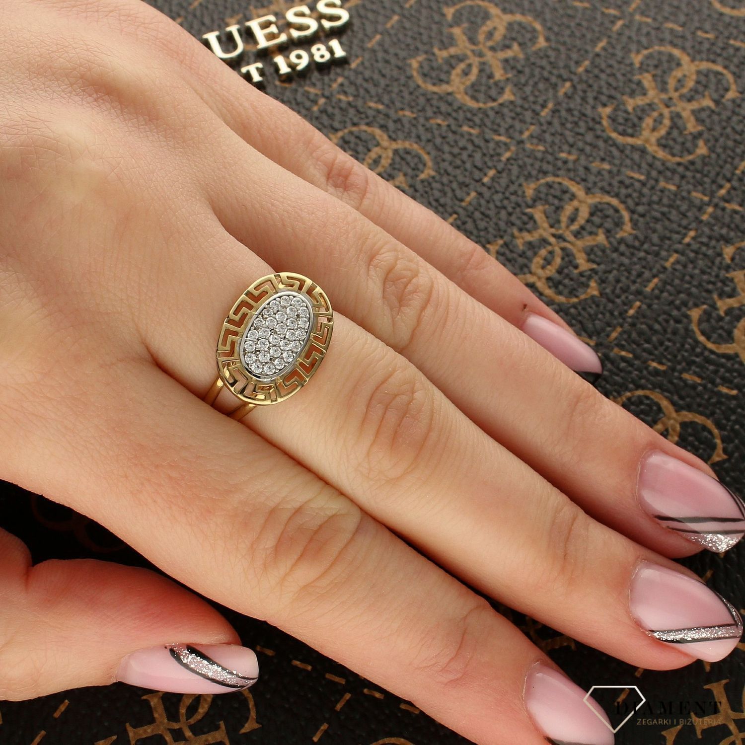 Złoty pierścionek oczko z drogą grecką rozmiar 14 DIA-PRS-5160-333 . Pierścionek z dużym oczkiem. Na prezent. Na walentynki. Owalne oczko wysadzane cyrkoniami otoczone jest motywem drogi 1.jpg