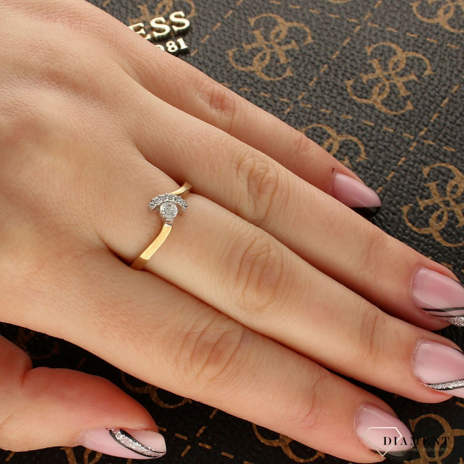 Złoty pierścionek damski zaręczynowy Blask kamieni rozmiar 14 DIA-PRS-5163-333 . złoty pierścionek o nowoczesnej odsłonie świetnie się sprawdzi na prezent z okazji urodzin, 1.jpg