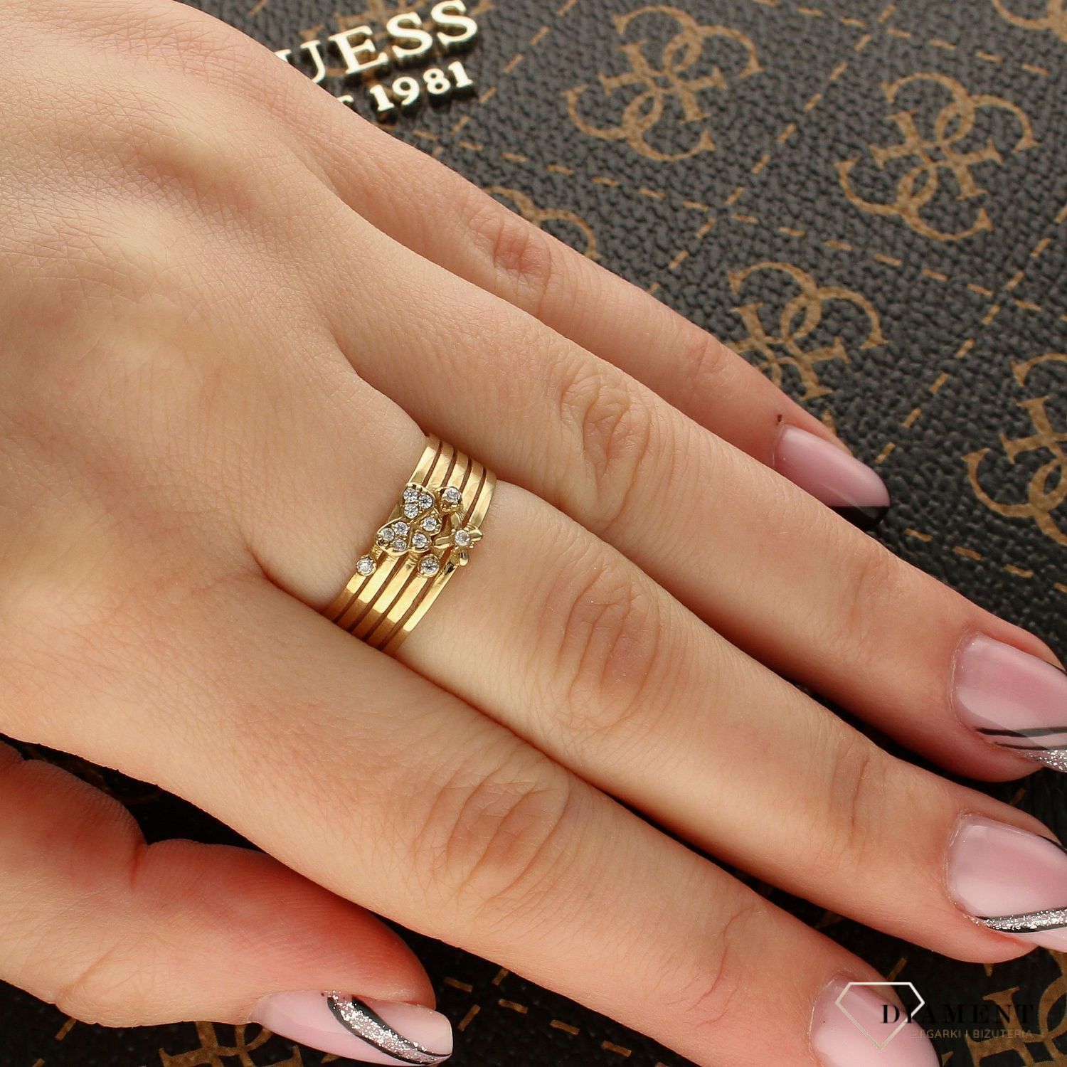 Szeroki złoty pierścionek z motylem DIA-PRS-5164-333. Złoty pierścionek o nowoczesnej odsłonie świetnie się sprawdzi na prezent z okazji urodzin, imienin czy rocznicy ślubu.1.jpg