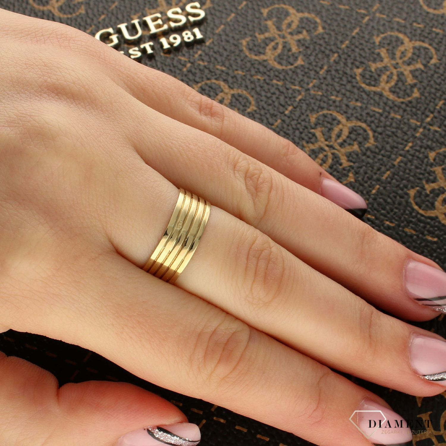 Szeroki złoty pierścionek z motylem DIA-PRS-5164-333. Złoty pierścionek o nowoczesnej odsłonie świetnie się sprawdzi na prezent z okazji urodzin, imienin czy rocznicy ślubu.1.jpg