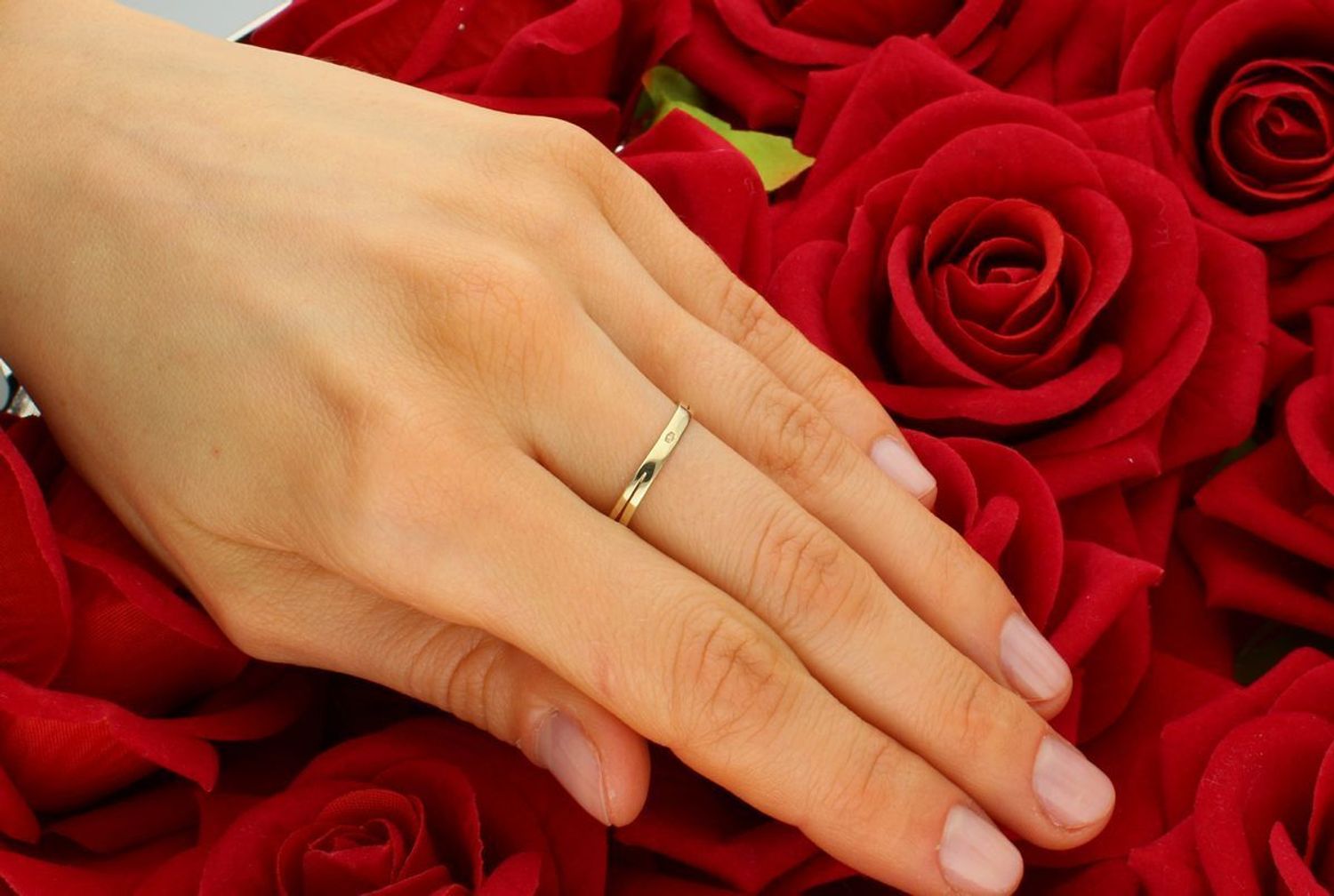 Złoty pierścionek 'Duże trójkąty' z białym złotem.jpg