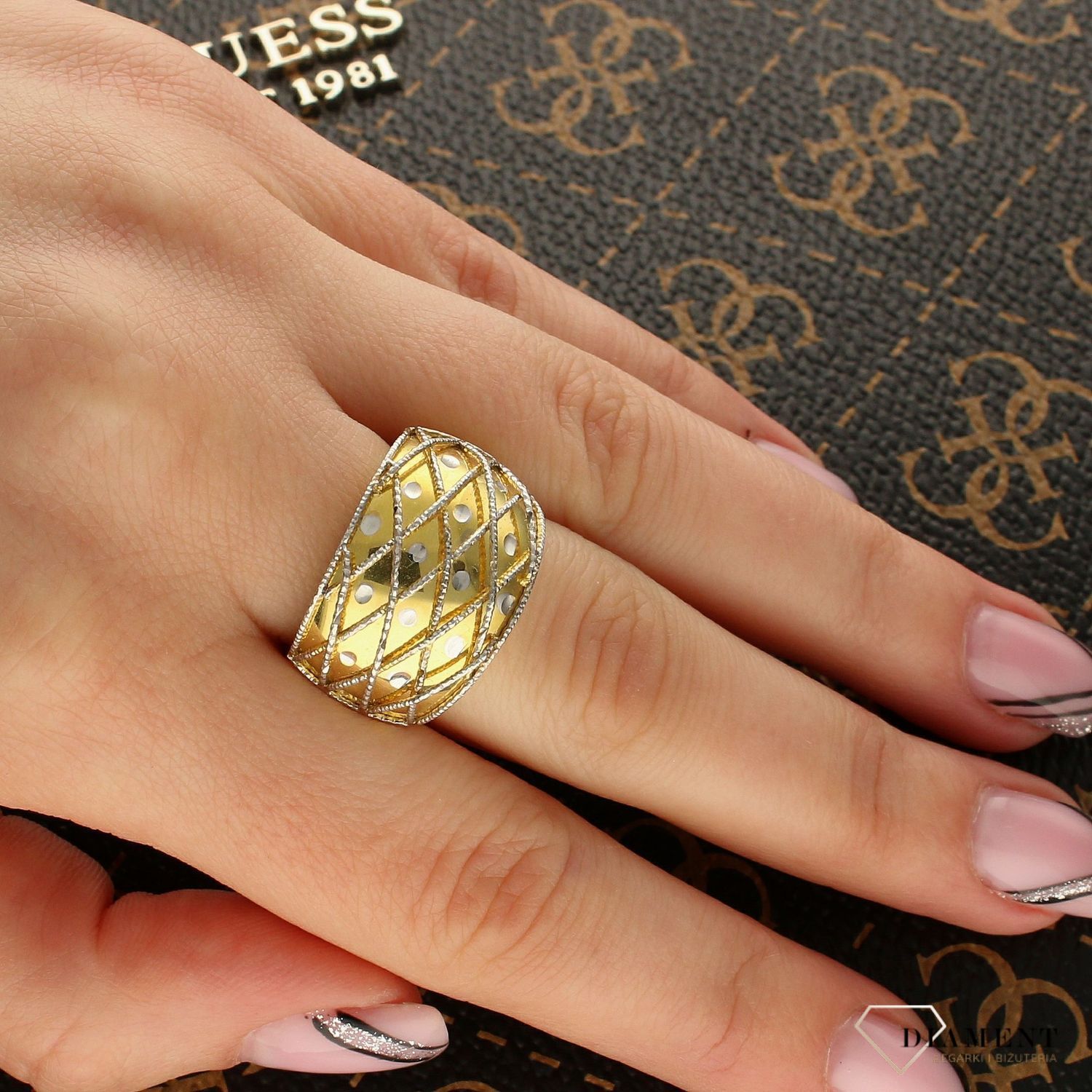 Szeroki złoty pierścionek w romby DIA-PRS-5166-333 (1).jpg