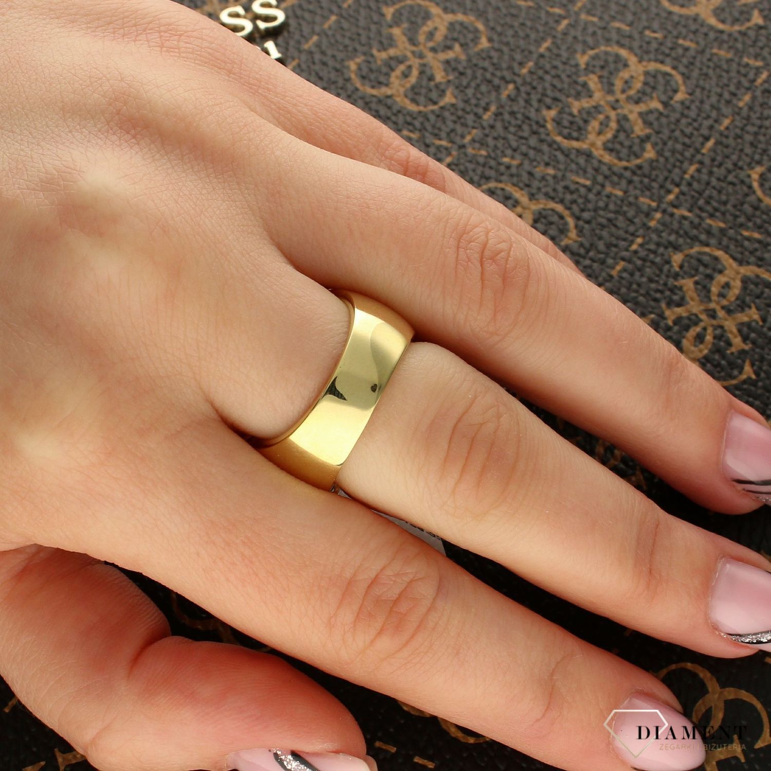 Szeroki złoty pierścionek w romby DIA-PRS-5166-333 (1).jpg