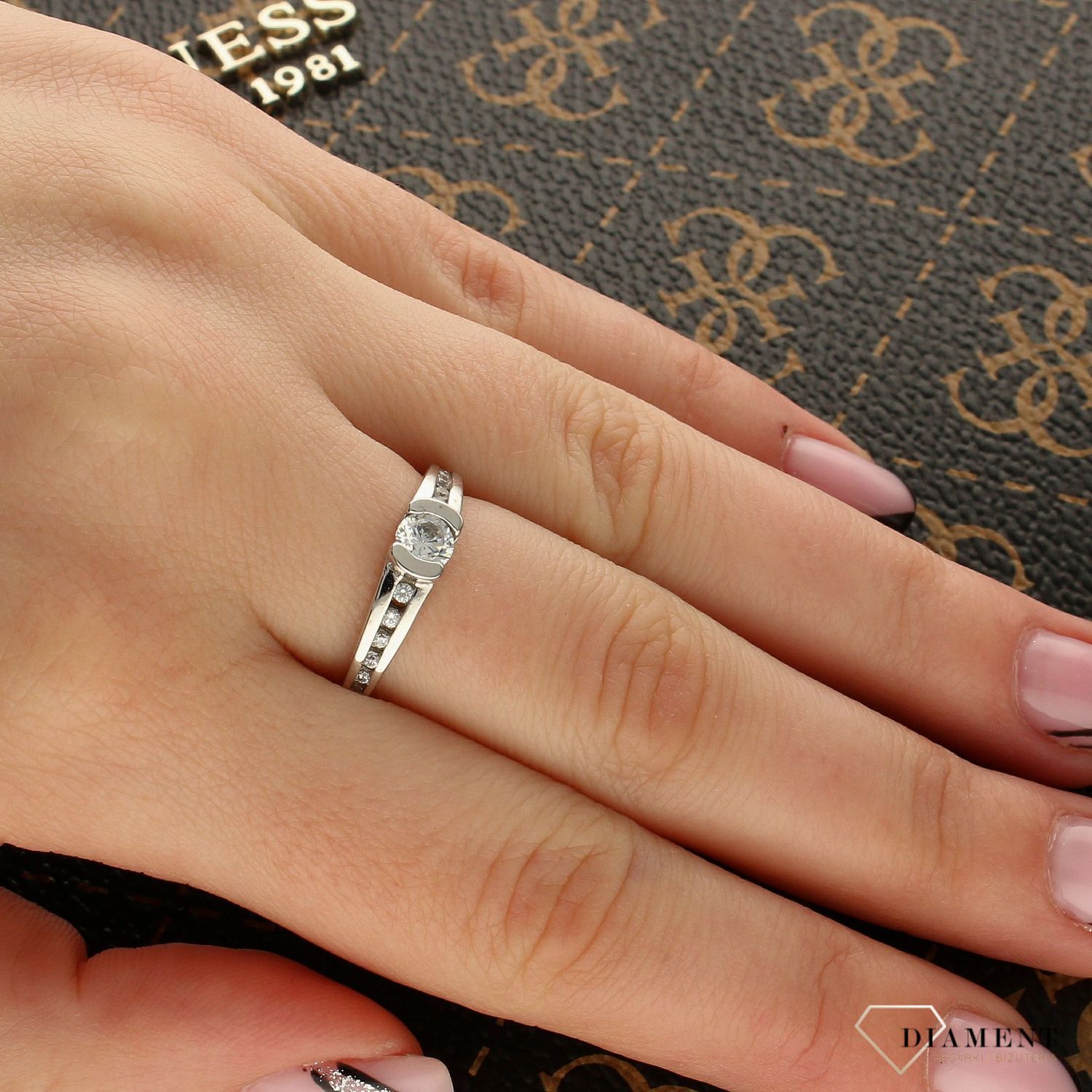 Złoty pierścionek zaręczynowy białe złoto DIA-PRS-5110-333. Pierścionki Apart. Biżuteria Apart. Elegancki pierścionek o klasycznym wyglądzie ozdobiony cyrkonią.  Na prezent.1.jpg