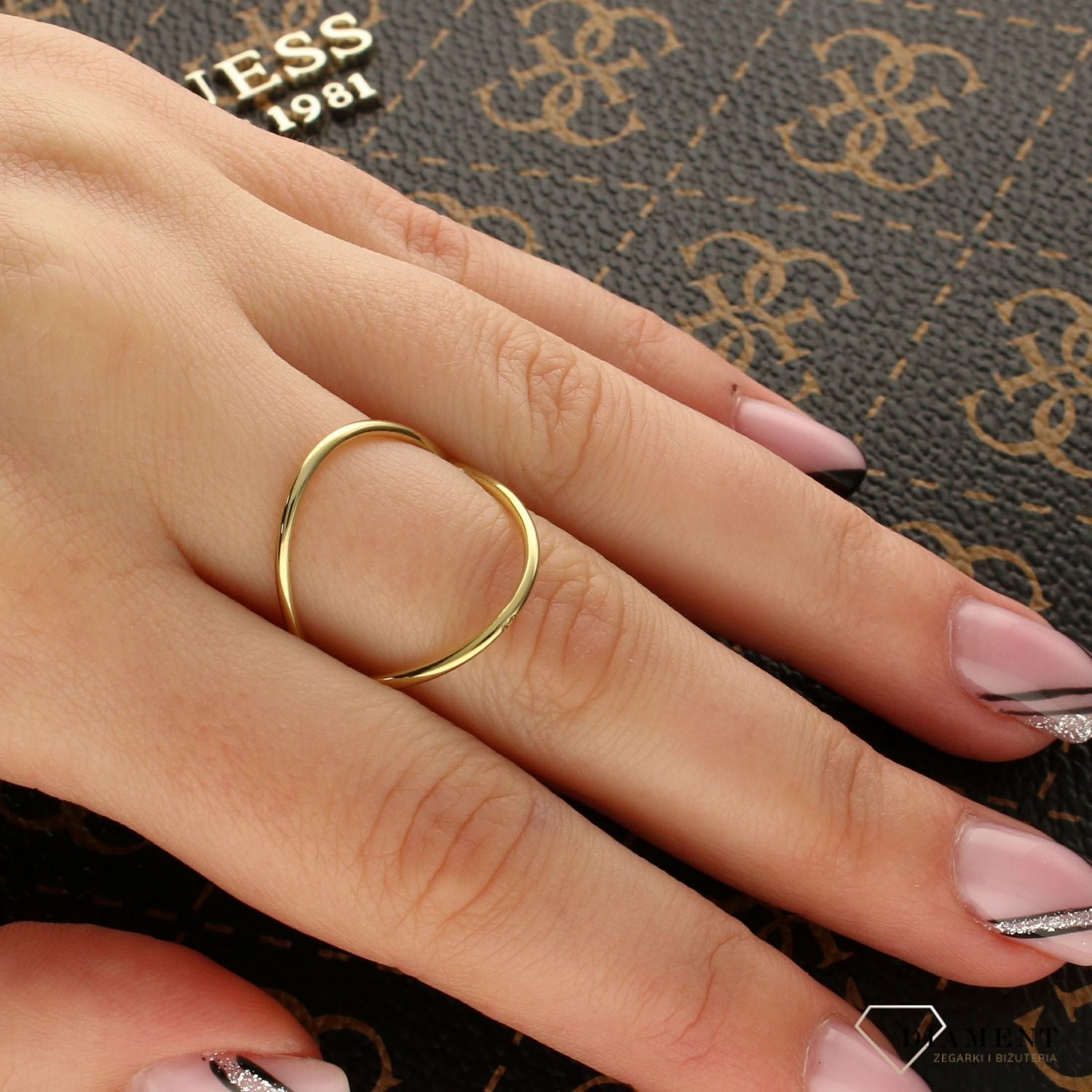 Złoty szeroki nowoczesny pierścionek DIA-PRS-5169-333 (2).jpg