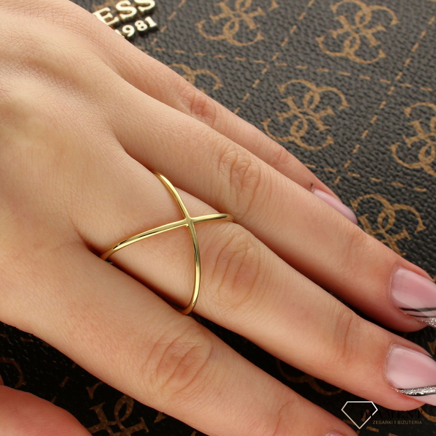 Złoty szeroki nowoczesny pierścionek DIA-PRS-5169-333 (2).jpg