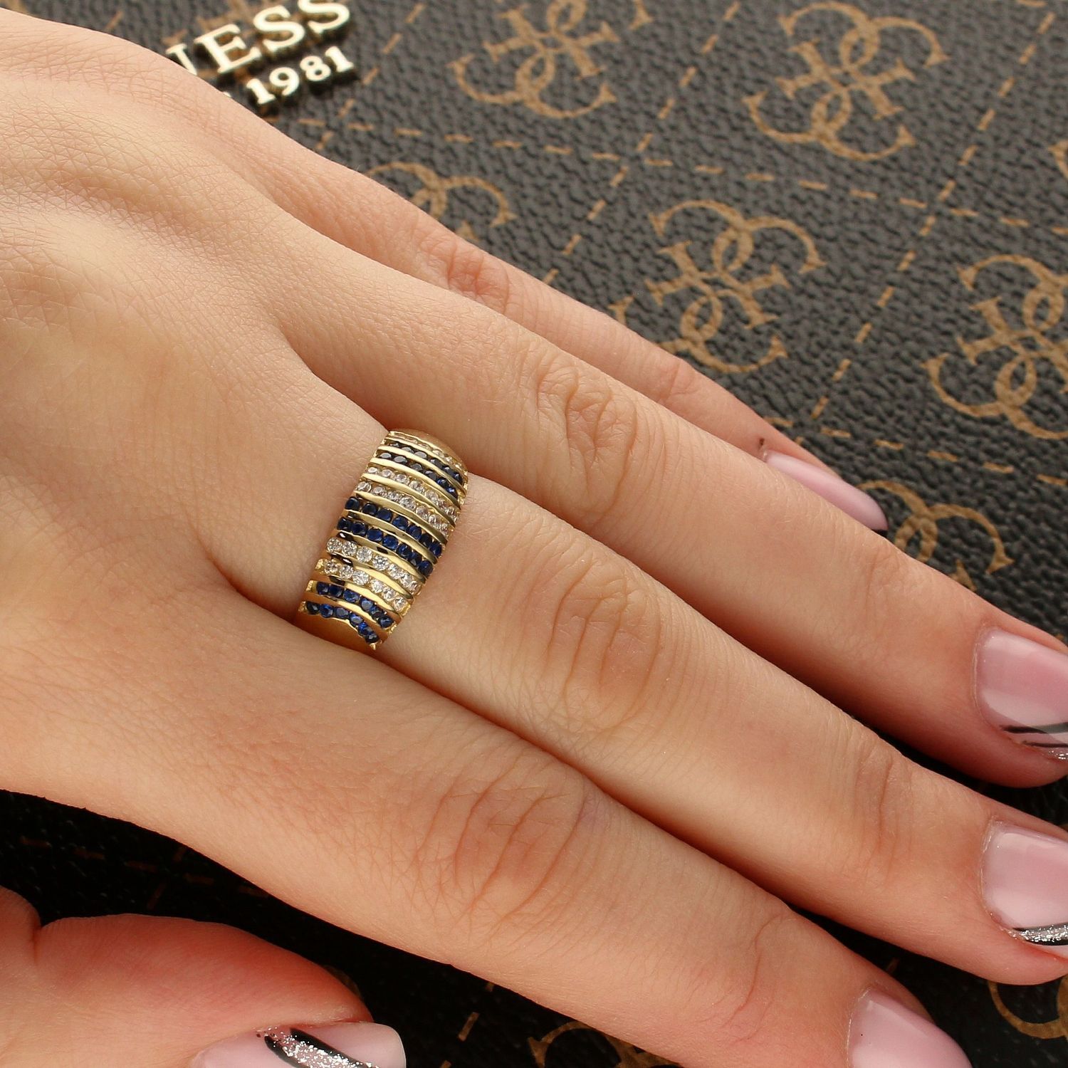 Złoty pierścionek z niebieską i białą cyrkonią.jpg