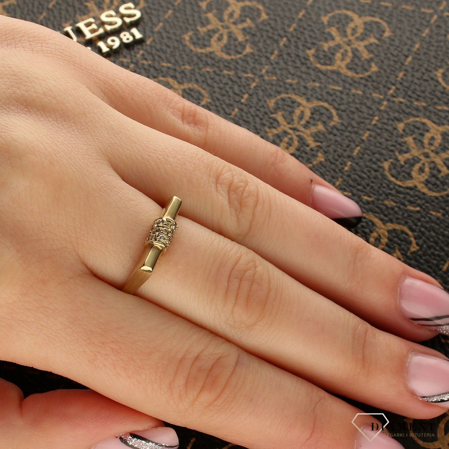 Złoty pierścionek damski pasmo cyrkonii rozmiar 15 DIA-PRS-5172-333. Przepiękny pierścionek ze złota, który został ozdobiony błyszczącą cyrkonią. Pierścionek o nietypowej 2.jpg