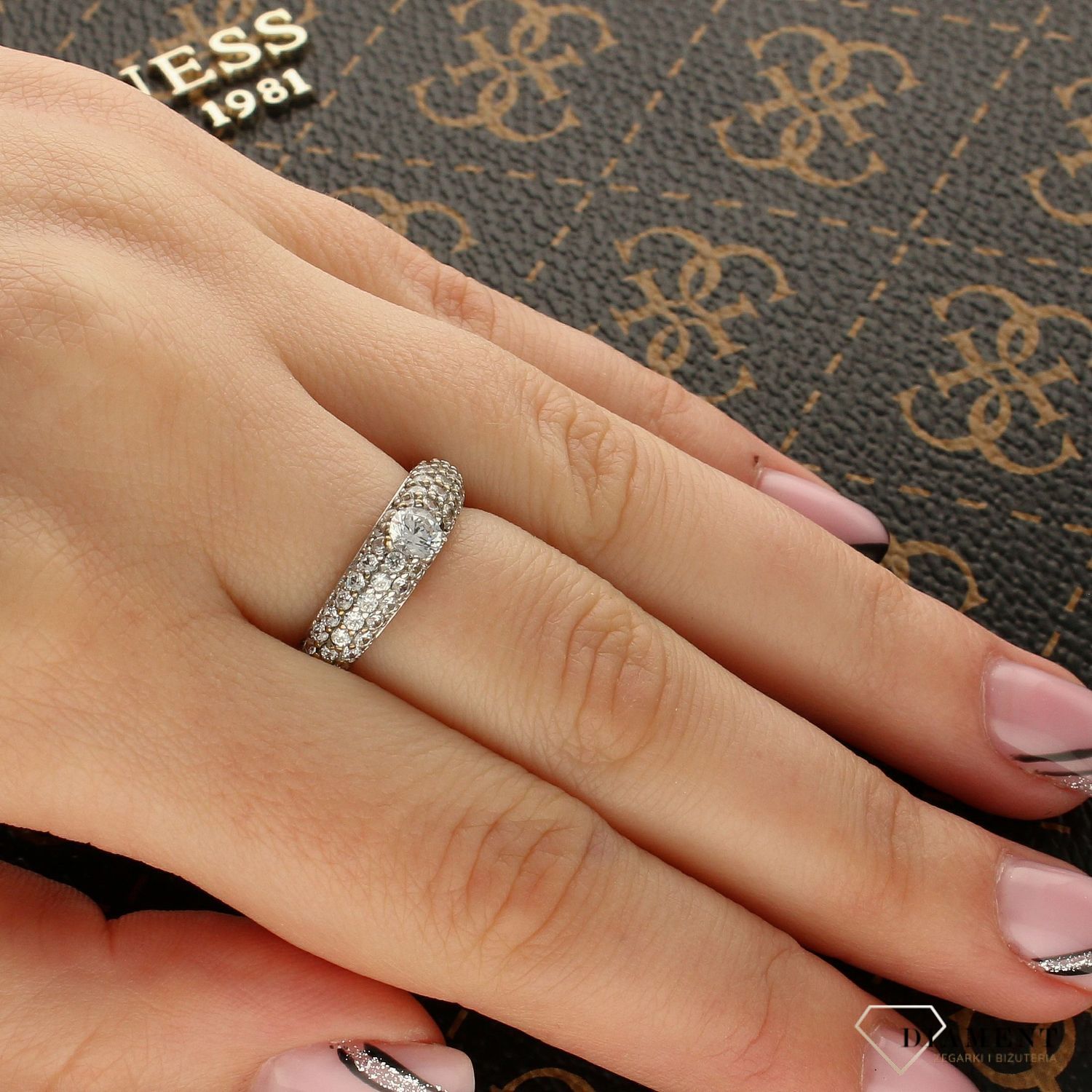 Złoty pierścionek wysadzany cyrkoniami.jpg