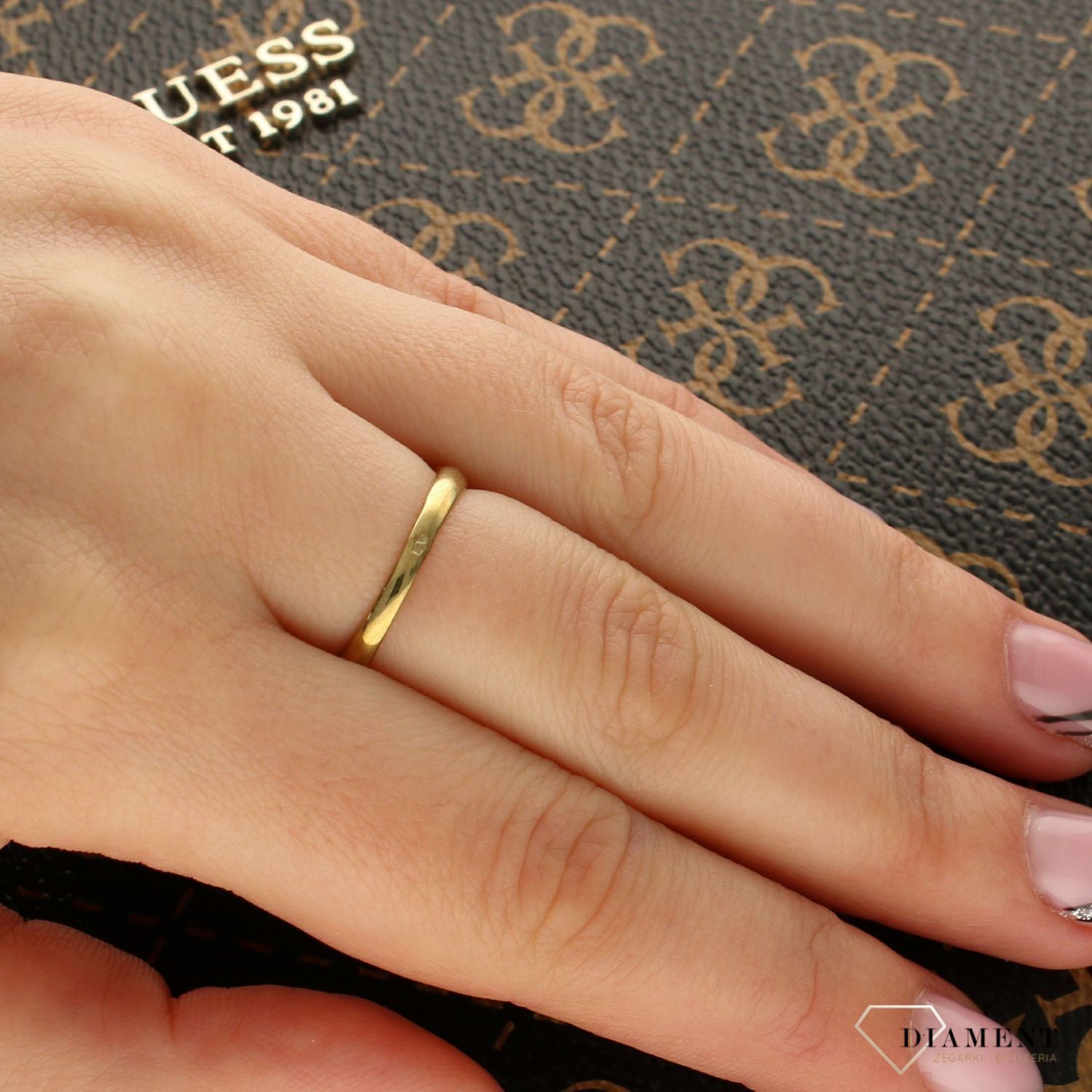 Złoty pierścionek wysadzany cyrkoniami.jpg