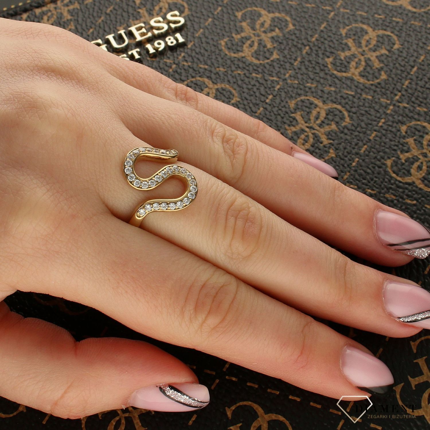 Złoty pierścionek damski wstęga z cyrkoniami rozmiar 15 DIA-PRS-5176-333. Złoty pierścionek o nietypowej budowie. Złoty pierścionek ozdobiony cyrkoniami.  podkreśli1.jpg