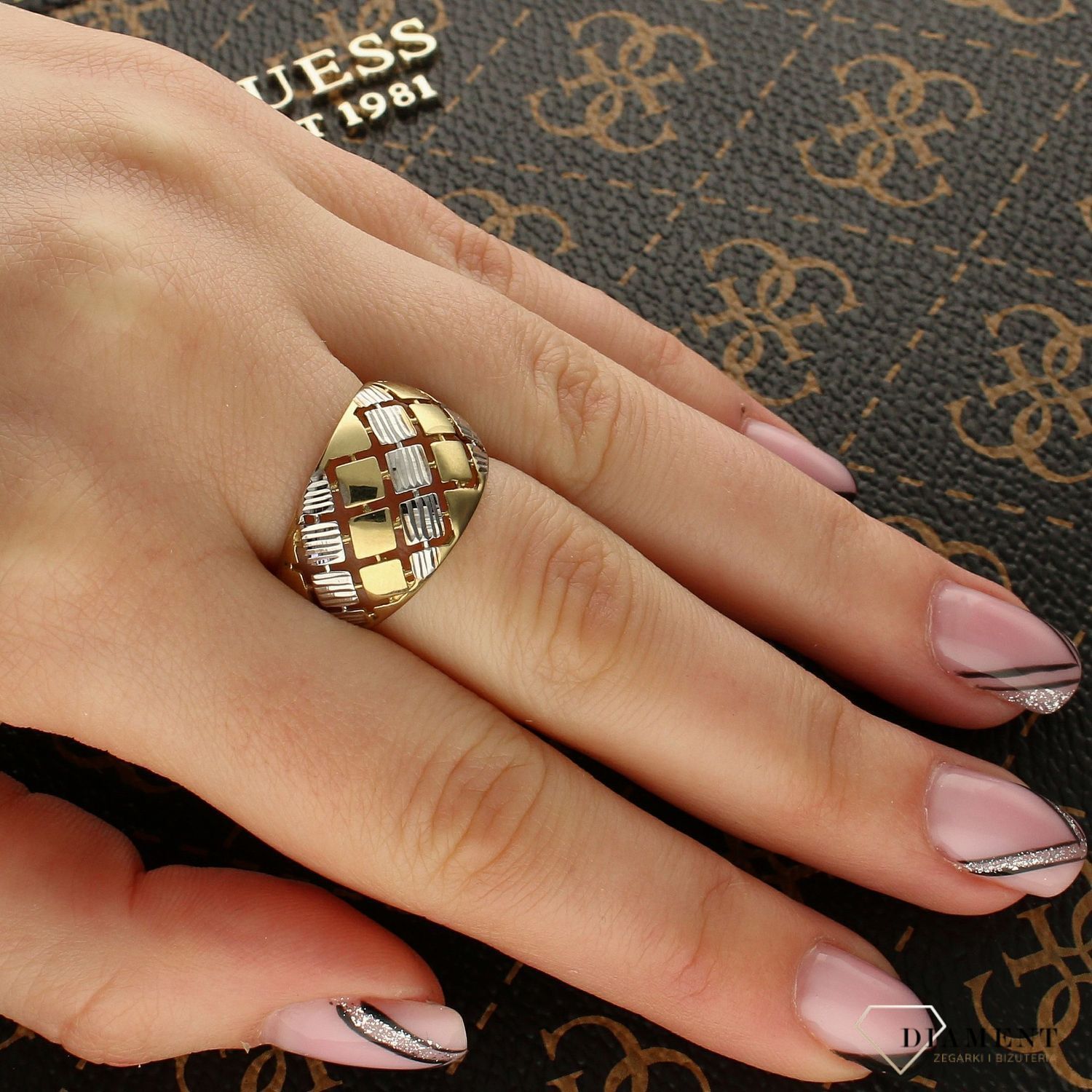 Złoty damski szeroki pierścionek 'Biało złota kratka' rozmiar 15 DIA-PRS-5178-333. Złoty pierścionek ozdobiony kwadracikami wykonanymi z białego oraz żółtego złota. 1.jpg