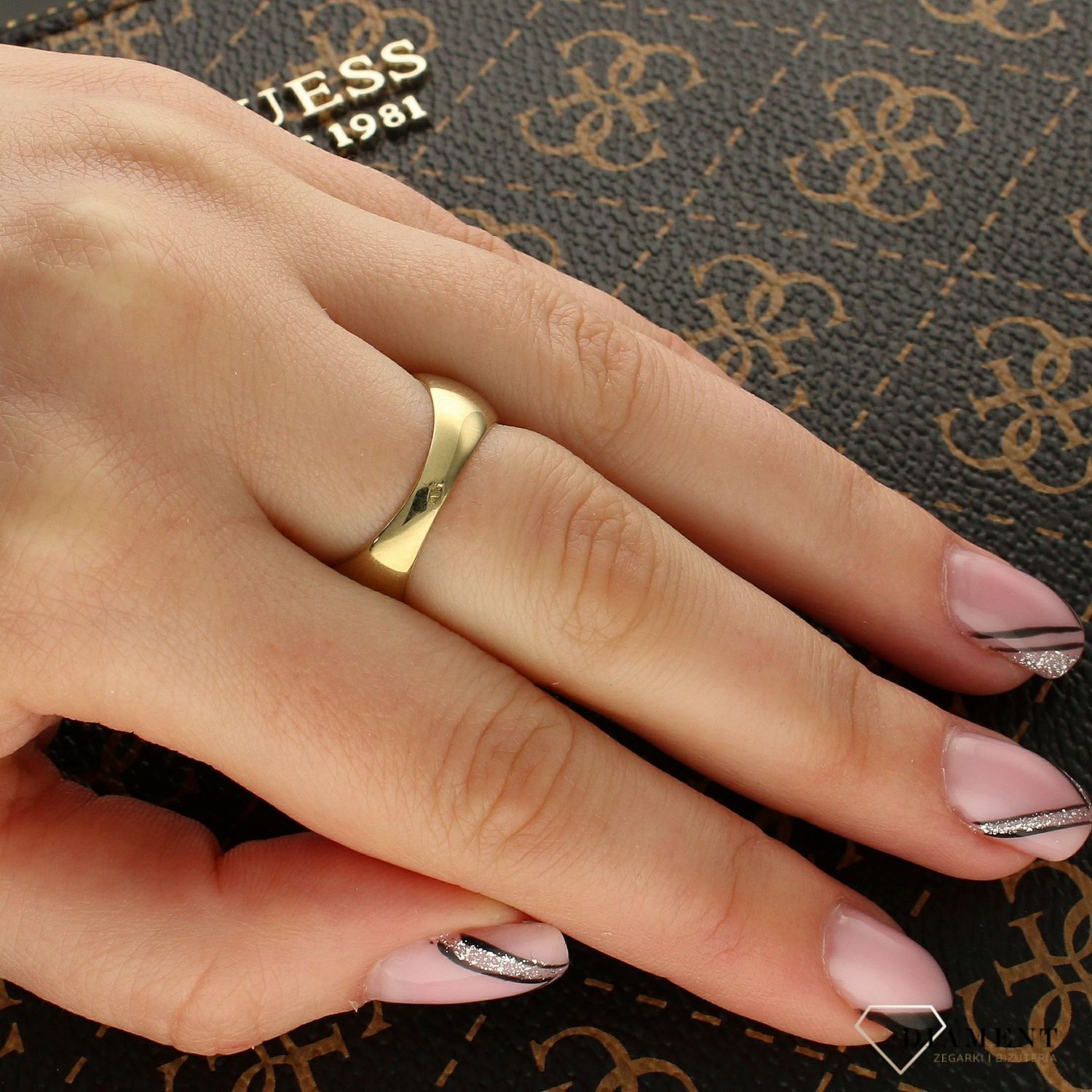 Złoty damski szeroki pierścionek 'Biało złota kratka' rozmiar 15 DIA-PRS-5178-333. Złoty pierścionek ozdobiony kwadracikami wykonanymi z białego oraz żółtego złota. 1.jpg