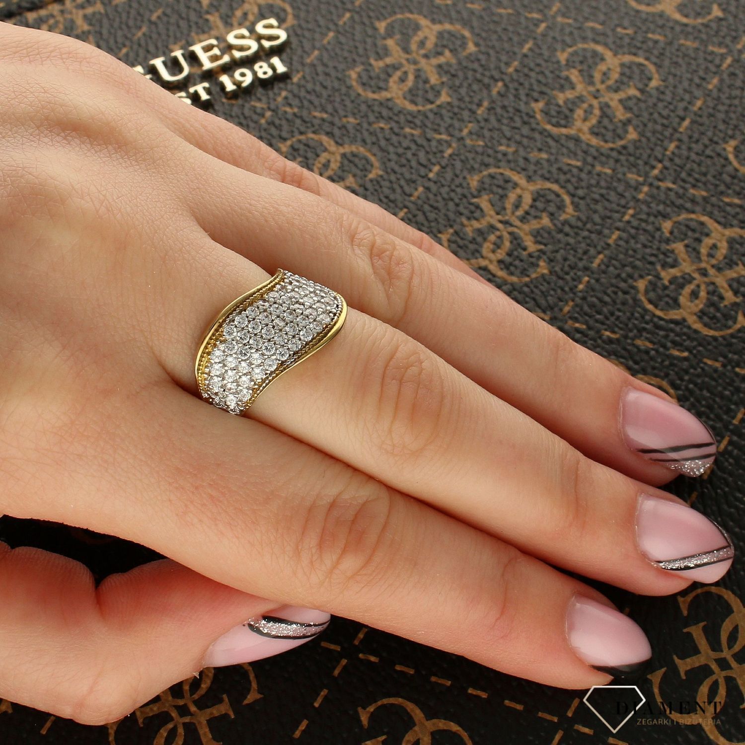 Złoty pierścionek 'Błyszcząca fala'.jpg