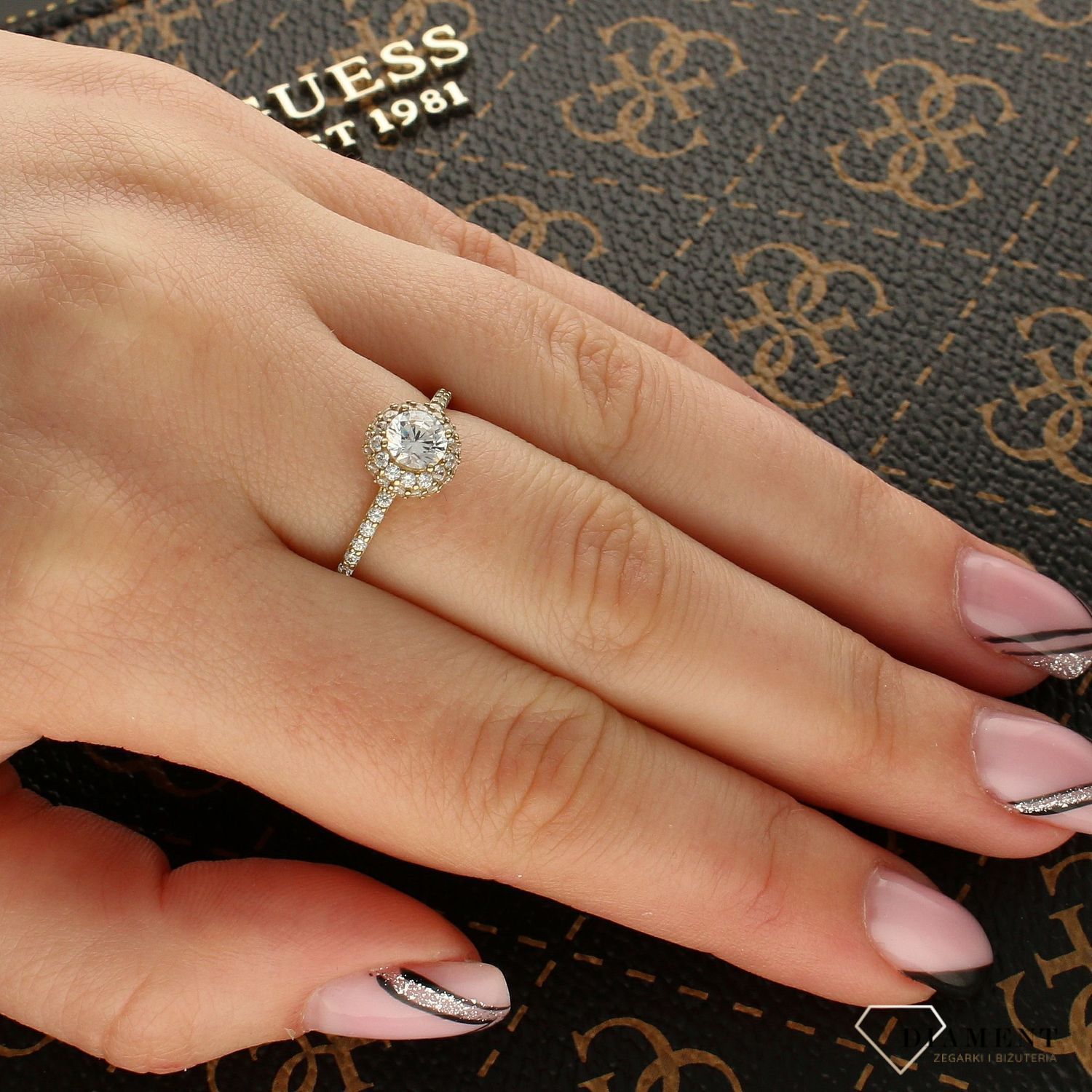 Złoty pierścionek 'Błyszczące piękno' DIA-PRS-5182-333.jpg