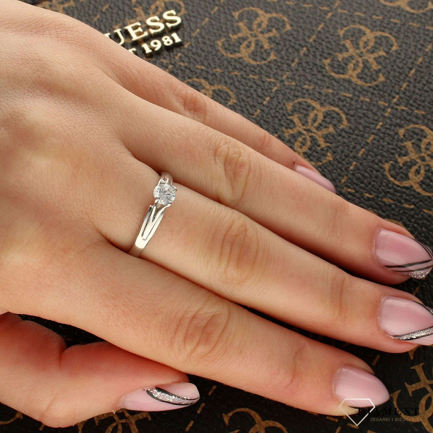 Złoty pierścionek zaręczynowy białe złoto 'Niezapomniane chwile' DIA-PRS-5184-333. Złoty pierścionek zaręczynowy z cyrkonią w centralnej części. Cyrkonia 1.jpg