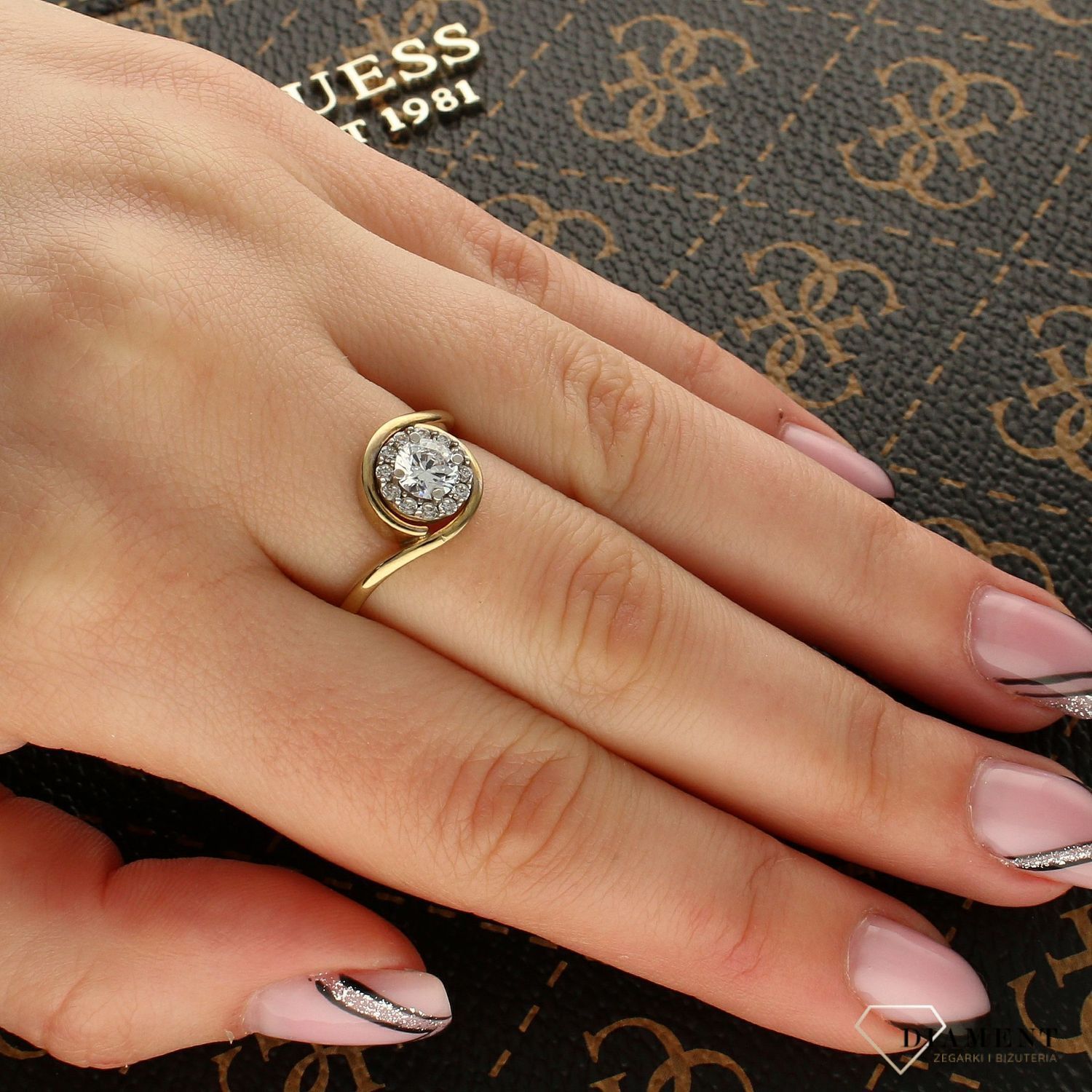 Złoty pierścionek zaręczynowy 'Lśnienie chwili' DIA-PRS-5185-333.  Złoty pierścionek zaręczynowy z cyrkonią w centralnej części. Na prezent. odkreśli piękno wyjątkowych 1.jpg